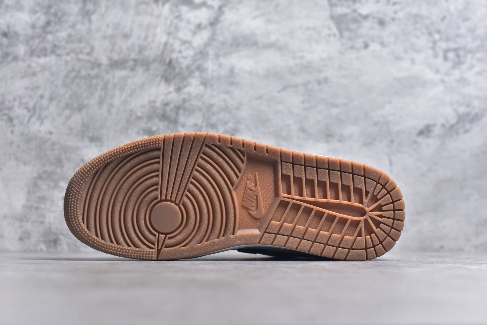 图片[6]-#Air Jordan 1 Low 灰蓝 AJ1乔1低帮休闲板鞋 同步官方配色 市场唯一独家头层皮打造 原鞋原档案开发 原厂皮料 原档冲孔鞋头 正确满胶鞋垫 四线拉帮 原厂织唛标 鞋舌高弹海绵填充 货号：553558 146 尺码： 36 36.5 37.5 38 38.5 39 40 40.5 41 42 42.5 43 44 45 46-选品中心