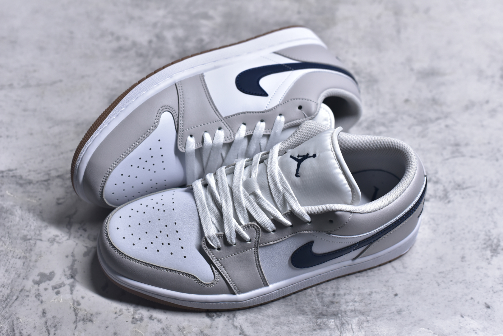 图片[7]-#Air Jordan 1 Low 灰蓝 AJ1乔1低帮休闲板鞋 同步官方配色 市场唯一独家头层皮打造 原鞋原档案开发 原厂皮料 原档冲孔鞋头 正确满胶鞋垫 四线拉帮 原厂织唛标 鞋舌高弹海绵填充 货号：553558 146 尺码： 36 36.5 37.5 38 38.5 39 40 40.5 41 42 42.5 43 44 45 46-选品中心