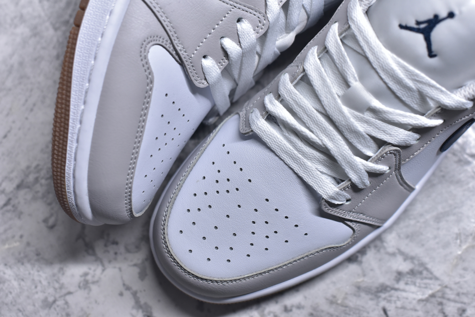 图片[8]-#Air Jordan 1 Low 灰蓝 AJ1乔1低帮休闲板鞋 同步官方配色 市场唯一独家头层皮打造 原鞋原档案开发 原厂皮料 原档冲孔鞋头 正确满胶鞋垫 四线拉帮 原厂织唛标 鞋舌高弹海绵填充 货号：553558 146 尺码： 36 36.5 37.5 38 38.5 39 40 40.5 41 42 42.5 43 44 45 46-选品中心