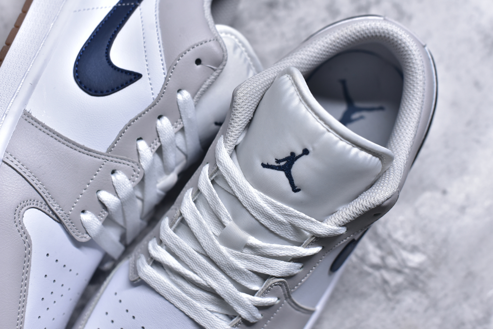 图片[9]-#Air Jordan 1 Low 灰蓝 AJ1乔1低帮休闲板鞋 同步官方配色 市场唯一独家头层皮打造 原鞋原档案开发 原厂皮料 原档冲孔鞋头 正确满胶鞋垫 四线拉帮 原厂织唛标 鞋舌高弹海绵填充 货号：553558 146 尺码： 36 36.5 37.5 38 38.5 39 40 40.5 41 42 42.5 43 44 45 46-选品中心