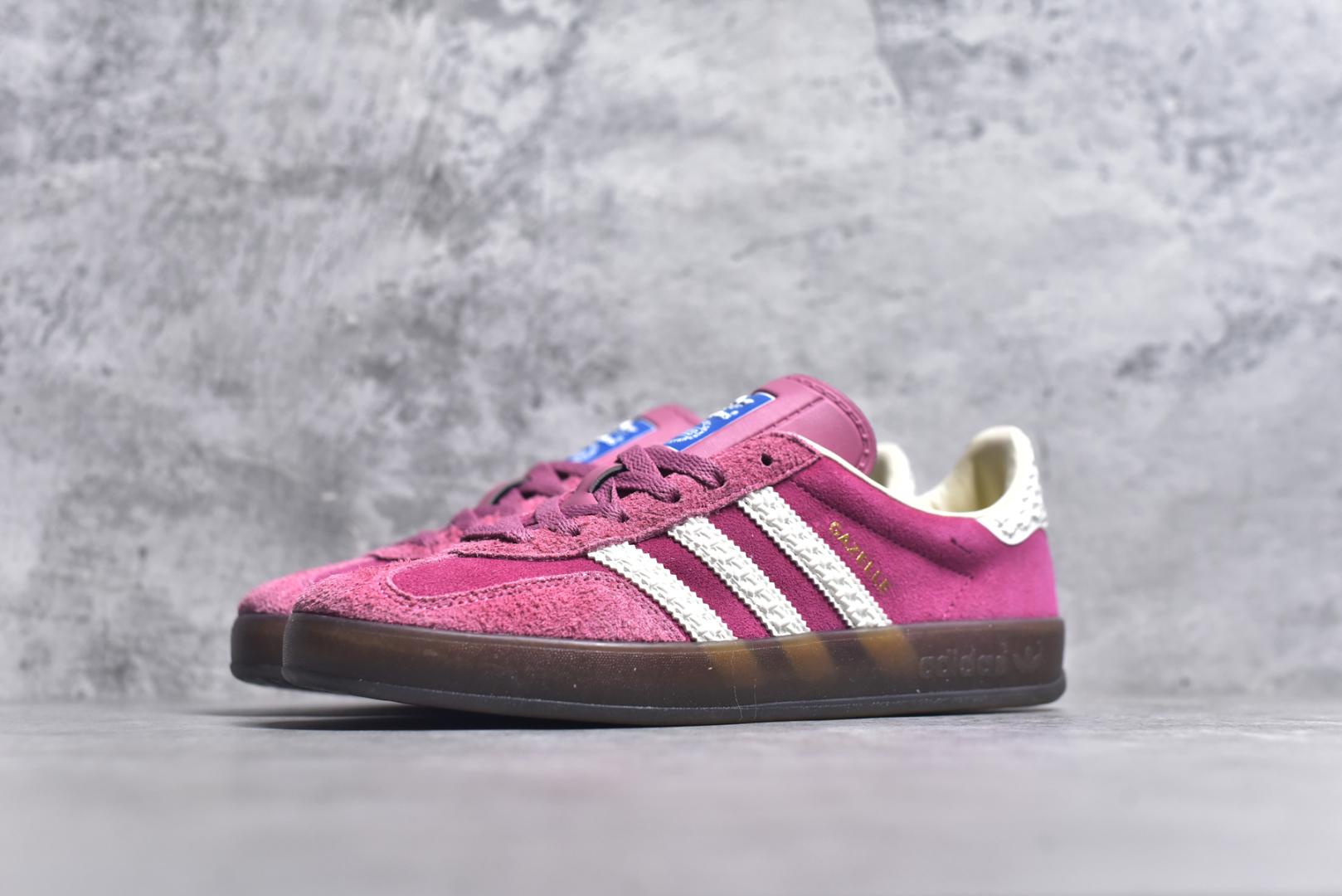 图片[2]-#AD Original Gazelle Indoor Trainers 瞪羚室内鞋系列低帮复古百搭休闲运动德训风板鞋 草莓熊 IF1809 高端零售特供批次 原厂定制长毛翻毛皮组合环保纤维革鞋面材质 内置环保海玻璃鞋垫 外置RB橡胶大底 产品品控稳定性领先行业 原厂全套原楦原纸板冲刀磨具开发 原厂皮料加持 原厂港宝加持定型后跟R度完美 将复古进行到底 简约流畅 三十年不变经典 这款Gazelle运动鞋 无论面料、配色、质感或设计 都只在重现其1991年原款的经典 皮革鞋面 撞色三条纹和鞋跟标的设计 力求呈现90年代的经典复古风潮 Samba火热的同时 也带动了其它的复古鞋型 Gazelle便是其中一只 Gazelle Indoor拥有包边更宽的T字型鞋头 更好的保护运动员的前掌 浓浓的复古氛围感 非常适合现在流行的Cleanfit风格 尺码：35.5 36 36.5 37.5 38 38.5 39 40 40.5 41 42 42.5 43 44 44.5 45 46-选品中心