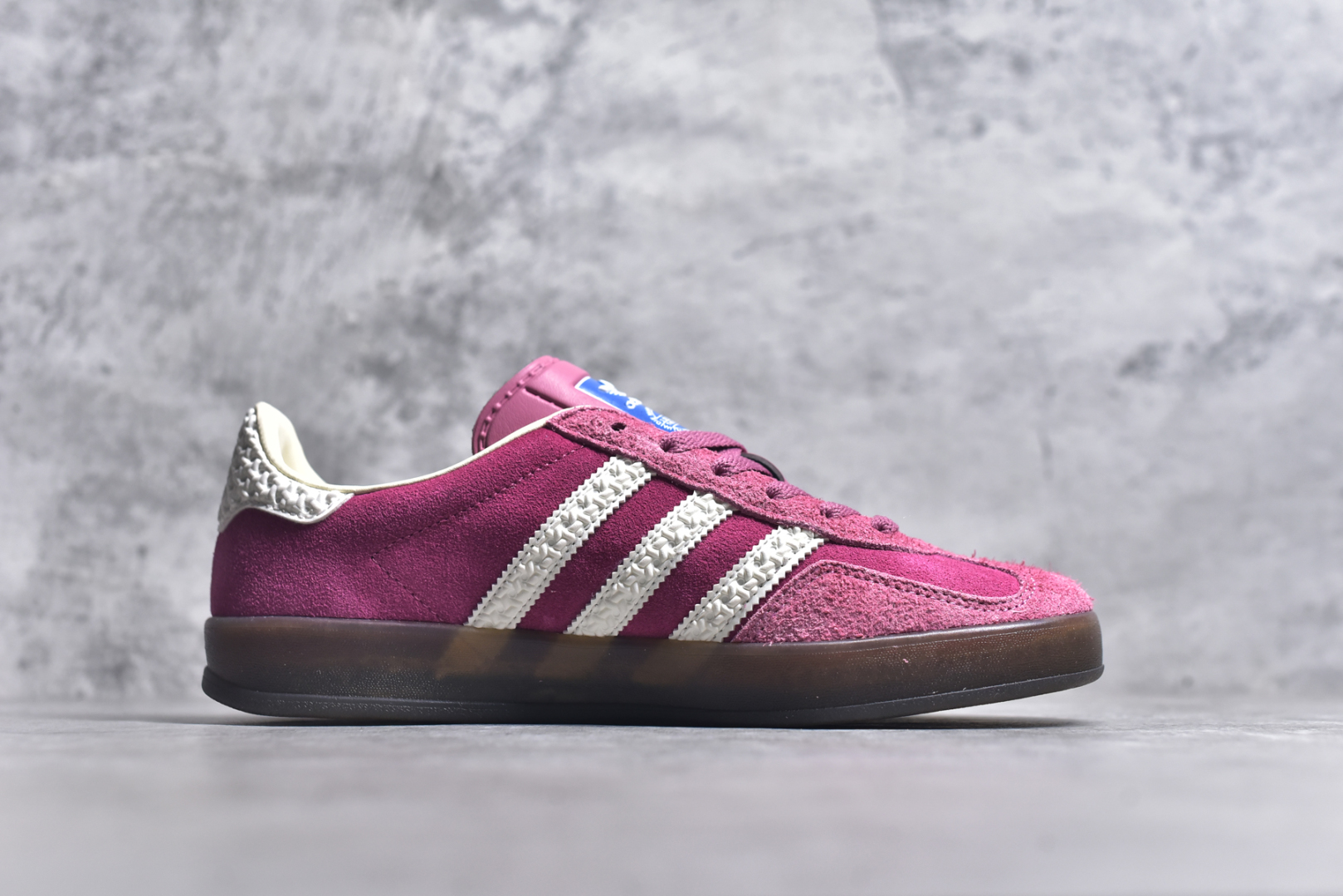 图片[3]-#AD Original Gazelle Indoor Trainers 瞪羚室内鞋系列低帮复古百搭休闲运动德训风板鞋 草莓熊 IF1809 高端零售特供批次 原厂定制长毛翻毛皮组合环保纤维革鞋面材质 内置环保海玻璃鞋垫 外置RB橡胶大底 产品品控稳定性领先行业 原厂全套原楦原纸板冲刀磨具开发 原厂皮料加持 原厂港宝加持定型后跟R度完美 将复古进行到底 简约流畅 三十年不变经典 这款Gazelle运动鞋 无论面料、配色、质感或设计 都只在重现其1991年原款的经典 皮革鞋面 撞色三条纹和鞋跟标的设计 力求呈现90年代的经典复古风潮 Samba火热的同时 也带动了其它的复古鞋型 Gazelle便是其中一只 Gazelle Indoor拥有包边更宽的T字型鞋头 更好的保护运动员的前掌 浓浓的复古氛围感 非常适合现在流行的Cleanfit风格 尺码：35.5 36 36.5 37.5 38 38.5 39 40 40.5 41 42 42.5 43 44 44.5 45 46-选品中心