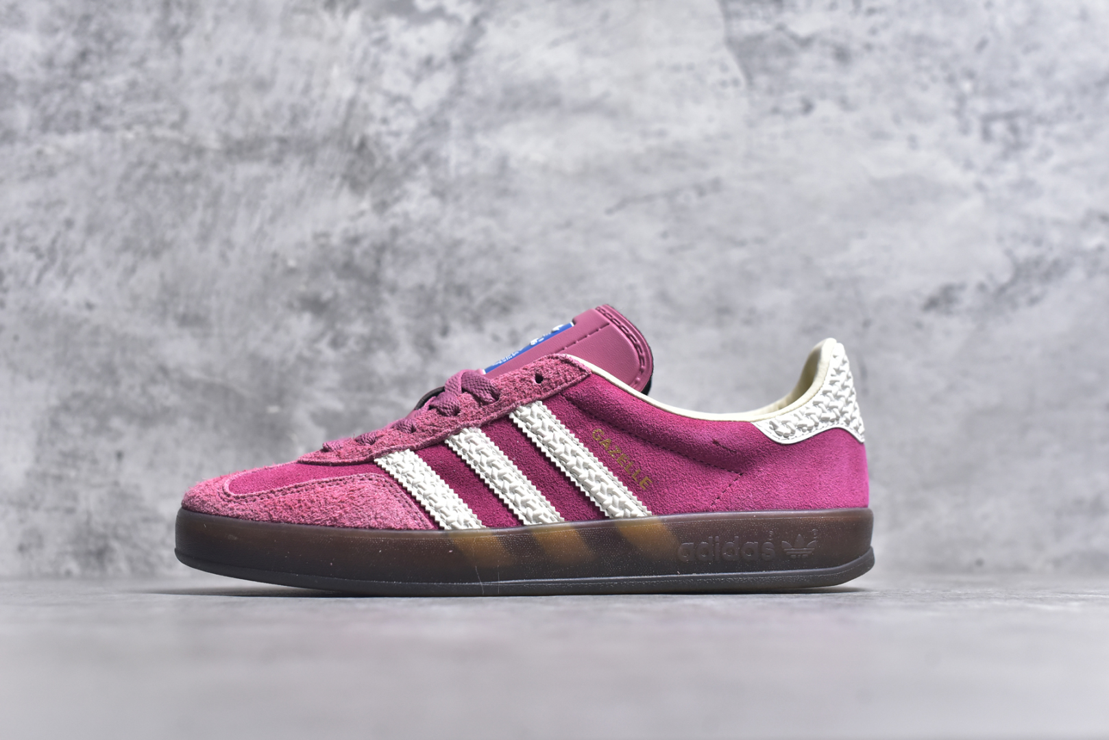 #AD Original Gazelle Indoor Trainers 瞪羚室内鞋系列低帮复古百搭休闲运动德训风板鞋 草莓熊 IF1809 高端零售特供批次 原厂定制长毛翻毛皮组合环保纤维革鞋面材质 内置环保海玻璃鞋垫 外置RB橡胶大底 产品品控稳定性领先行业 原厂全套原楦原纸板冲刀磨具开发 原厂皮料加持 原厂港宝加持定型后跟R度完美 将复古进行到底 简约流畅 三十年不变经典 这款Gazelle运动鞋 无论面料、配色、质感或设计 都只在重现其1991年原款的经典 皮革鞋面 撞色三条纹和鞋跟标的设计 力求呈现90年代的经典复古风潮 Samba火热的同时 也带动了其它的复古鞋型 Gazelle便是其中一只 Gazelle Indoor拥有包边更宽的T字型鞋头 更好的保护运动员的前掌 浓浓的复古氛围感 非常适合现在流行的Cleanfit风格 尺码：35.5 36 36.5 37.5 38 38.5 39 40 40.5 41 42 42.5 43 44 44.5 45 46-选品中心