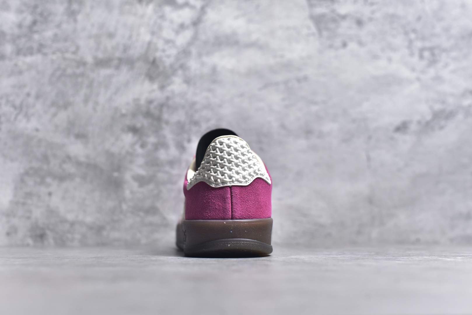 图片[5]-#AD Original Gazelle Indoor Trainers 瞪羚室内鞋系列低帮复古百搭休闲运动德训风板鞋 草莓熊 IF1809 高端零售特供批次 原厂定制长毛翻毛皮组合环保纤维革鞋面材质 内置环保海玻璃鞋垫 外置RB橡胶大底 产品品控稳定性领先行业 原厂全套原楦原纸板冲刀磨具开发 原厂皮料加持 原厂港宝加持定型后跟R度完美 将复古进行到底 简约流畅 三十年不变经典 这款Gazelle运动鞋 无论面料、配色、质感或设计 都只在重现其1991年原款的经典 皮革鞋面 撞色三条纹和鞋跟标的设计 力求呈现90年代的经典复古风潮 Samba火热的同时 也带动了其它的复古鞋型 Gazelle便是其中一只 Gazelle Indoor拥有包边更宽的T字型鞋头 更好的保护运动员的前掌 浓浓的复古氛围感 非常适合现在流行的Cleanfit风格 尺码：35.5 36 36.5 37.5 38 38.5 39 40 40.5 41 42 42.5 43 44 44.5 45 46-选品中心