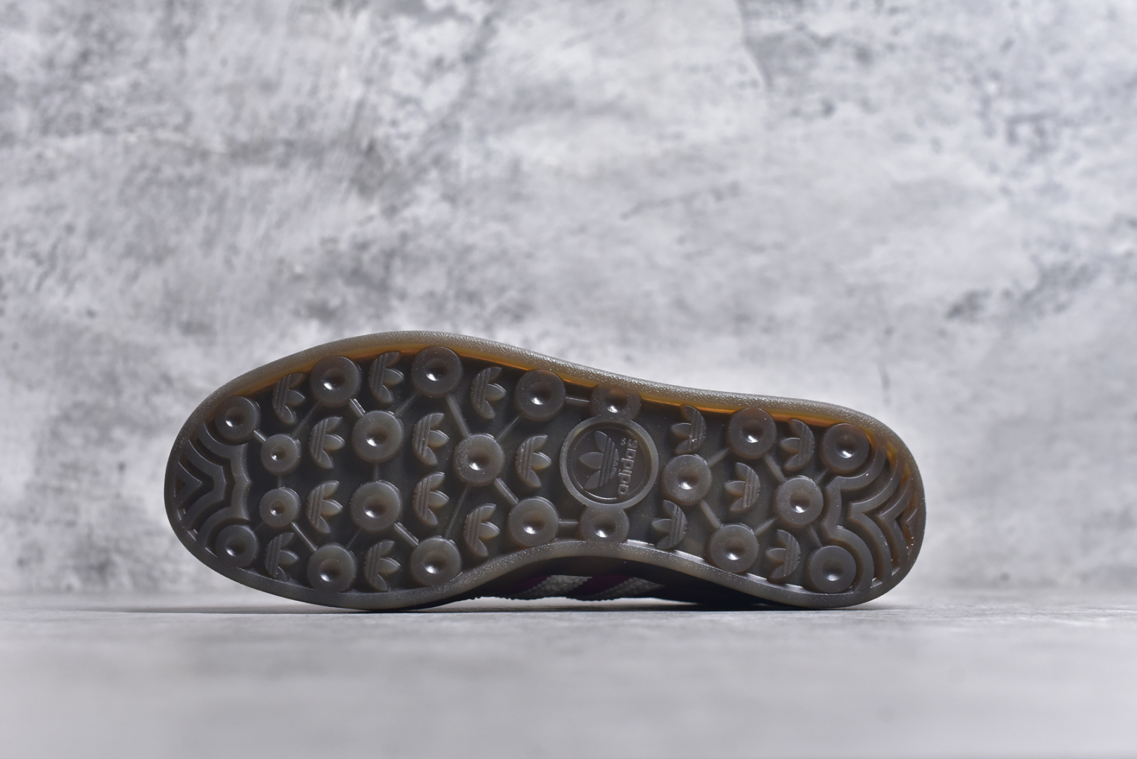 图片[6]-#AD Original Gazelle Indoor Trainers 瞪羚室内鞋系列低帮复古百搭休闲运动德训风板鞋 草莓熊 IF1809 高端零售特供批次 原厂定制长毛翻毛皮组合环保纤维革鞋面材质 内置环保海玻璃鞋垫 外置RB橡胶大底 产品品控稳定性领先行业 原厂全套原楦原纸板冲刀磨具开发 原厂皮料加持 原厂港宝加持定型后跟R度完美 将复古进行到底 简约流畅 三十年不变经典 这款Gazelle运动鞋 无论面料、配色、质感或设计 都只在重现其1991年原款的经典 皮革鞋面 撞色三条纹和鞋跟标的设计 力求呈现90年代的经典复古风潮 Samba火热的同时 也带动了其它的复古鞋型 Gazelle便是其中一只 Gazelle Indoor拥有包边更宽的T字型鞋头 更好的保护运动员的前掌 浓浓的复古氛围感 非常适合现在流行的Cleanfit风格 尺码：35.5 36 36.5 37.5 38 38.5 39 40 40.5 41 42 42.5 43 44 44.5 45 46-选品中心