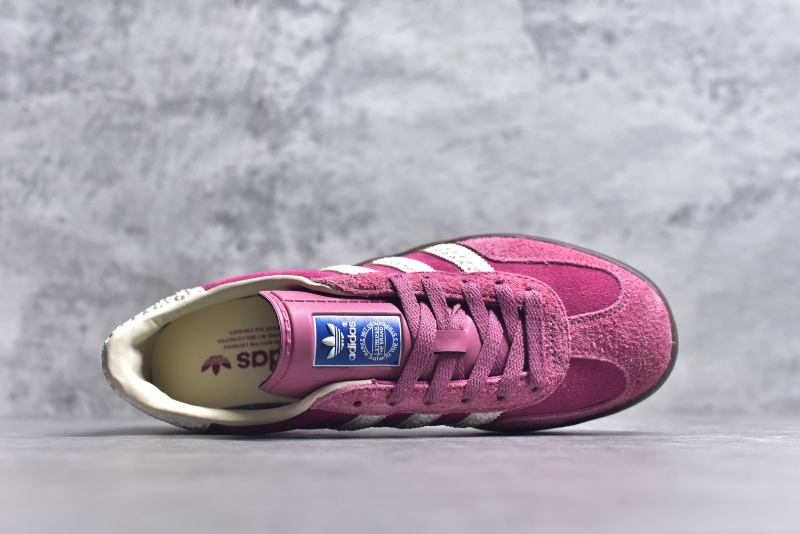 图片[4]-#AD Original Gazelle Indoor Trainers 瞪羚室内鞋系列低帮复古百搭休闲运动德训风板鞋 草莓熊 IF1809 高端零售特供批次 原厂定制长毛翻毛皮组合环保纤维革鞋面材质 内置环保海玻璃鞋垫 外置RB橡胶大底 产品品控稳定性领先行业 原厂全套原楦原纸板冲刀磨具开发 原厂皮料加持 原厂港宝加持定型后跟R度完美 将复古进行到底 简约流畅 三十年不变经典 这款Gazelle运动鞋 无论面料、配色、质感或设计 都只在重现其1991年原款的经典 皮革鞋面 撞色三条纹和鞋跟标的设计 力求呈现90年代的经典复古风潮 Samba火热的同时 也带动了其它的复古鞋型 Gazelle便是其中一只 Gazelle Indoor拥有包边更宽的T字型鞋头 更好的保护运动员的前掌 浓浓的复古氛围感 非常适合现在流行的Cleanfit风格 尺码：35.5 36 36.5 37.5 38 38.5 39 40 40.5 41 42 42.5 43 44 44.5 45 46-选品中心