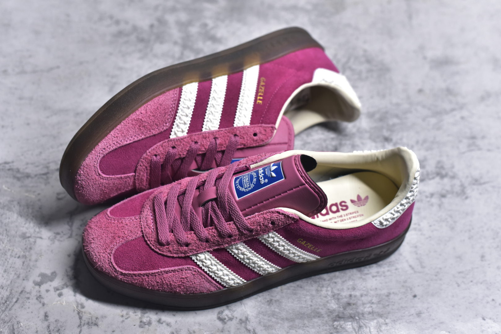 图片[7]-#AD Original Gazelle Indoor Trainers 瞪羚室内鞋系列低帮复古百搭休闲运动德训风板鞋 草莓熊 IF1809 高端零售特供批次 原厂定制长毛翻毛皮组合环保纤维革鞋面材质 内置环保海玻璃鞋垫 外置RB橡胶大底 产品品控稳定性领先行业 原厂全套原楦原纸板冲刀磨具开发 原厂皮料加持 原厂港宝加持定型后跟R度完美 将复古进行到底 简约流畅 三十年不变经典 这款Gazelle运动鞋 无论面料、配色、质感或设计 都只在重现其1991年原款的经典 皮革鞋面 撞色三条纹和鞋跟标的设计 力求呈现90年代的经典复古风潮 Samba火热的同时 也带动了其它的复古鞋型 Gazelle便是其中一只 Gazelle Indoor拥有包边更宽的T字型鞋头 更好的保护运动员的前掌 浓浓的复古氛围感 非常适合现在流行的Cleanfit风格 尺码：35.5 36 36.5 37.5 38 38.5 39 40 40.5 41 42 42.5 43 44 44.5 45 46-选品中心