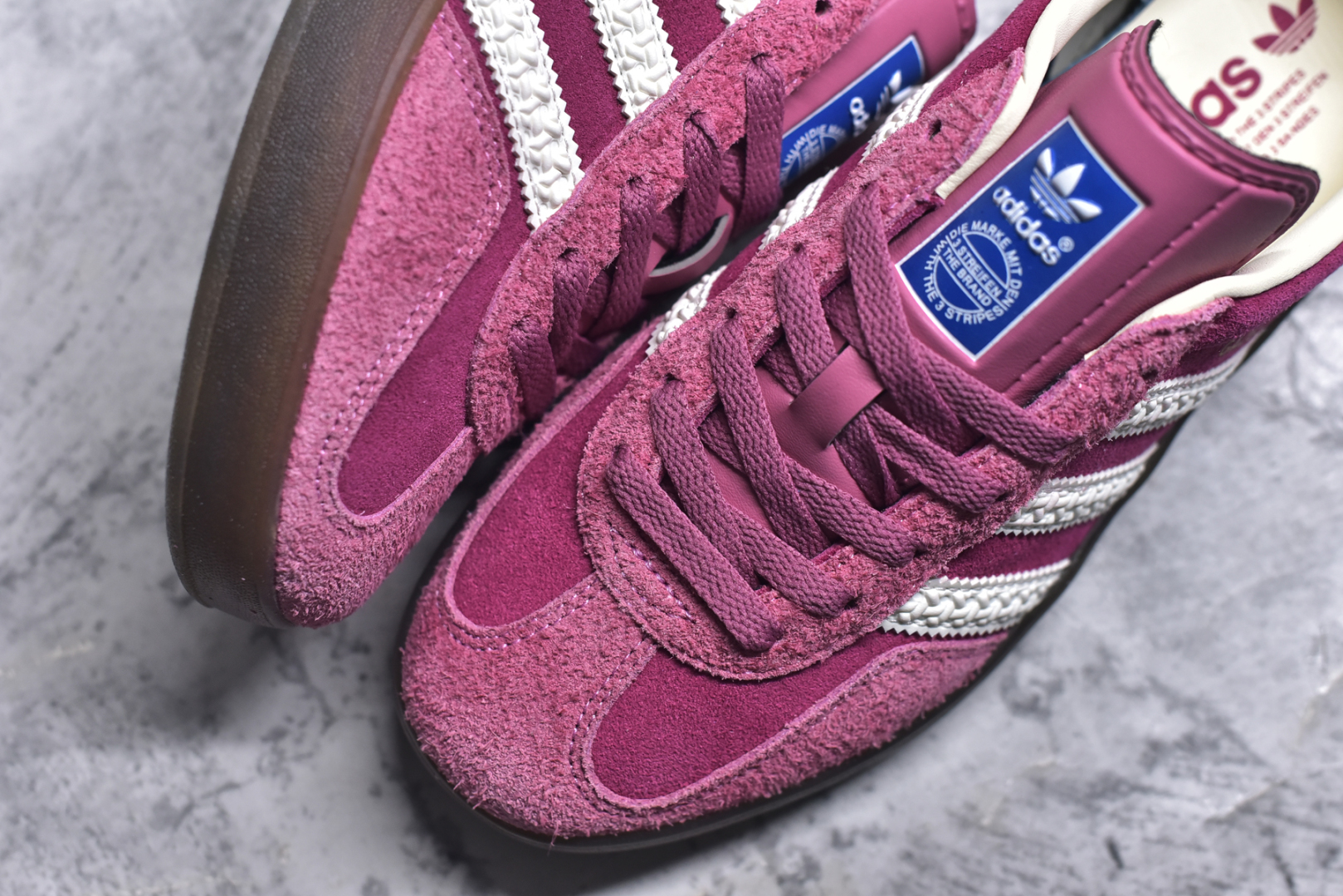 图片[8]-#AD Original Gazelle Indoor Trainers 瞪羚室内鞋系列低帮复古百搭休闲运动德训风板鞋 草莓熊 IF1809 高端零售特供批次 原厂定制长毛翻毛皮组合环保纤维革鞋面材质 内置环保海玻璃鞋垫 外置RB橡胶大底 产品品控稳定性领先行业 原厂全套原楦原纸板冲刀磨具开发 原厂皮料加持 原厂港宝加持定型后跟R度完美 将复古进行到底 简约流畅 三十年不变经典 这款Gazelle运动鞋 无论面料、配色、质感或设计 都只在重现其1991年原款的经典 皮革鞋面 撞色三条纹和鞋跟标的设计 力求呈现90年代的经典复古风潮 Samba火热的同时 也带动了其它的复古鞋型 Gazelle便是其中一只 Gazelle Indoor拥有包边更宽的T字型鞋头 更好的保护运动员的前掌 浓浓的复古氛围感 非常适合现在流行的Cleanfit风格 尺码：35.5 36 36.5 37.5 38 38.5 39 40 40.5 41 42 42.5 43 44 44.5 45 46-选品中心