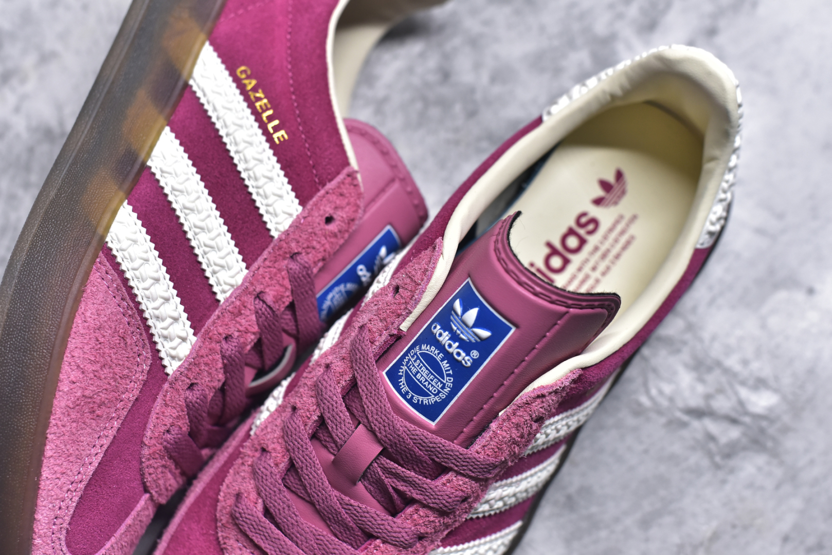 图片[9]-#AD Original Gazelle Indoor Trainers 瞪羚室内鞋系列低帮复古百搭休闲运动德训风板鞋 草莓熊 IF1809 高端零售特供批次 原厂定制长毛翻毛皮组合环保纤维革鞋面材质 内置环保海玻璃鞋垫 外置RB橡胶大底 产品品控稳定性领先行业 原厂全套原楦原纸板冲刀磨具开发 原厂皮料加持 原厂港宝加持定型后跟R度完美 将复古进行到底 简约流畅 三十年不变经典 这款Gazelle运动鞋 无论面料、配色、质感或设计 都只在重现其1991年原款的经典 皮革鞋面 撞色三条纹和鞋跟标的设计 力求呈现90年代的经典复古风潮 Samba火热的同时 也带动了其它的复古鞋型 Gazelle便是其中一只 Gazelle Indoor拥有包边更宽的T字型鞋头 更好的保护运动员的前掌 浓浓的复古氛围感 非常适合现在流行的Cleanfit风格 尺码：35.5 36 36.5 37.5 38 38.5 39 40 40.5 41 42 42.5 43 44 44.5 45 46-选品中心
