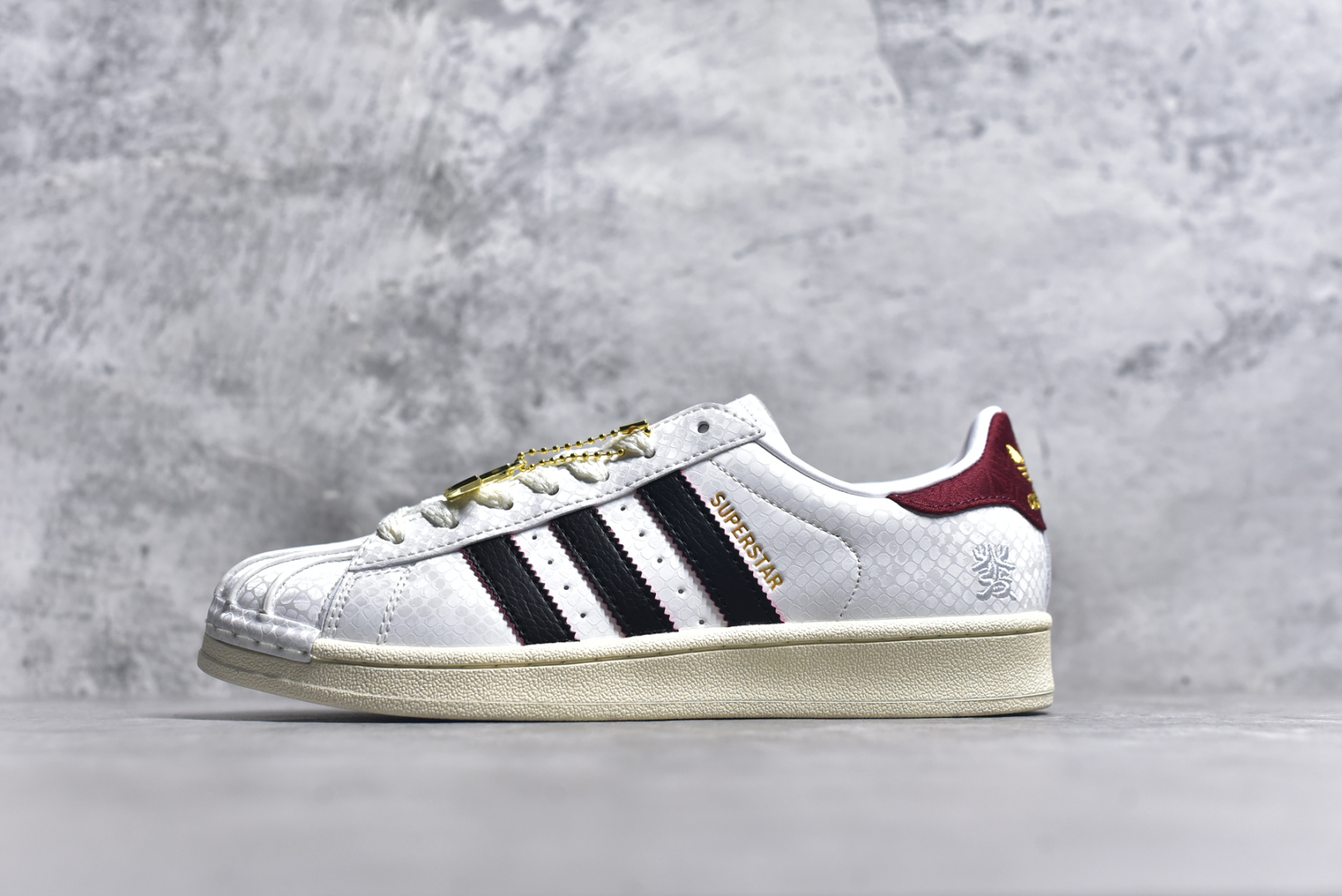 # AD Originals Superstar 经典复古贝壳头板鞋 CNY中国年 蛇年限定 白红 JR8036 诞生于1969年 是第一双将全皮面鞋 身与橡胶鞋头结合在一起的低帮篮球鞋 Superstar最开始 是作为高帮篮球鞋Pro Model的低帮版本而出现的 但因为其独特和醒目的橡胶鞋头造型而让大家熟知 被大家形象地称为\”shelltoe\”贝壳头 在70年代的美国职业篮球场上 接近3/4的NBA球员都将这双Superstar作为场上用鞋 80年代之后 经过不断的改良和发展 Superstar逐渐成为横跨时装、音乐、街头文化、休闲和运动等各大领域的时尚潮鞋 尺码：36 36.5 37 38 38.5 39 40 40.5 41 42 42.5 43 44 44.5 45-选品中心