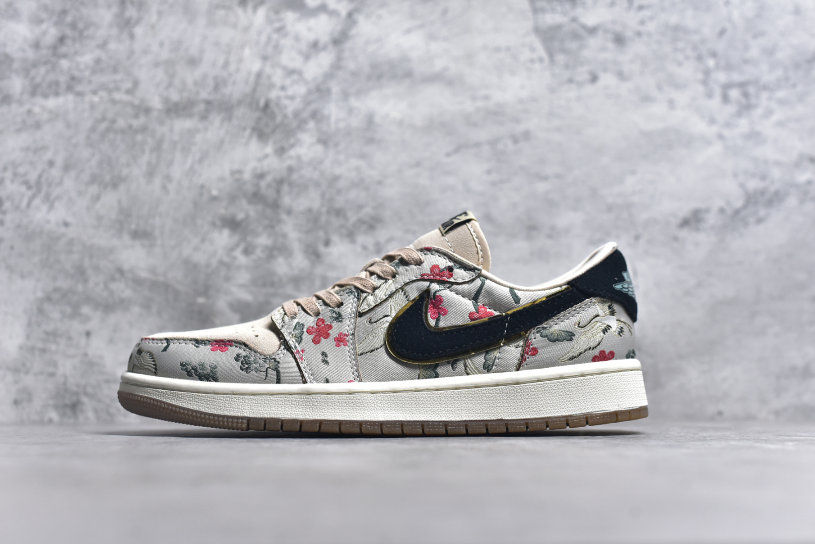 #Air Jordan AJ1 Low 低帮 HV8293-100 全新流水线出品 DT版本唯一平替选择 市场第二梯队最强版 全部原鞋开发 原楦原纸板开发 全鞋电脑针车 原厂内置全掌气垫 原盒内在原标 唯一Zp原版鞋带绑法 免检产品 全新2022版型 全头层皮料 完美零毛边处理 原厂配置全掌气垫 价格定位良心 几十个配色陆续出货 实拍调校N版已经零色差零失真 百分百还原实物色彩所见即所得 不存在货不对板色差等低级问题 选购参考实物拍摄 不混卖不参货 只用心做好货严格选品 承诺混一赔十 尺码：36 36.5 37.5 38 38.5 39 40 40.5 41 42 42.5 43 44 44.5 45-选品中心