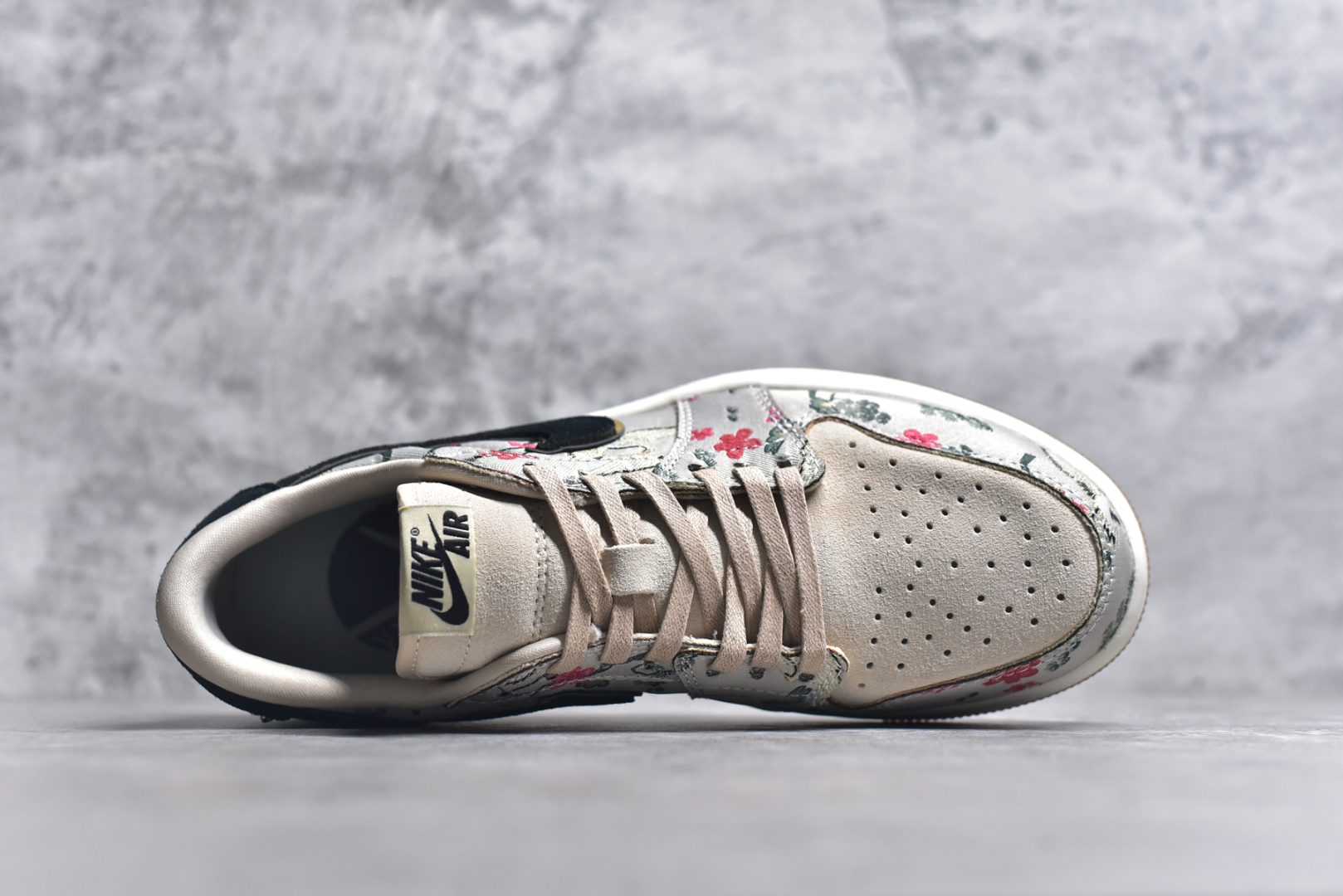 图片[4]-#Air Jordan AJ1 Low 低帮 HV8293-100 全新流水线出品 DT版本唯一平替选择 市场第二梯队最强版 全部原鞋开发 原楦原纸板开发 全鞋电脑针车 原厂内置全掌气垫 原盒内在原标 唯一Zp原版鞋带绑法 免检产品 全新2022版型 全头层皮料 完美零毛边处理 原厂配置全掌气垫 价格定位良心 几十个配色陆续出货 实拍调校N版已经零色差零失真 百分百还原实物色彩所见即所得 不存在货不对板色差等低级问题 选购参考实物拍摄 不混卖不参货 只用心做好货严格选品 承诺混一赔十 尺码：36 36.5 37.5 38 38.5 39 40 40.5 41 42 42.5 43 44 44.5 45-选品中心