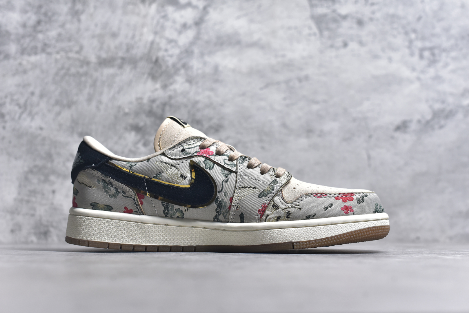 图片[3]-#Air Jordan AJ1 Low 低帮 HV8293-100 全新流水线出品 DT版本唯一平替选择 市场第二梯队最强版 全部原鞋开发 原楦原纸板开发 全鞋电脑针车 原厂内置全掌气垫 原盒内在原标 唯一Zp原版鞋带绑法 免检产品 全新2022版型 全头层皮料 完美零毛边处理 原厂配置全掌气垫 价格定位良心 几十个配色陆续出货 实拍调校N版已经零色差零失真 百分百还原实物色彩所见即所得 不存在货不对板色差等低级问题 选购参考实物拍摄 不混卖不参货 只用心做好货严格选品 承诺混一赔十 尺码：36 36.5 37.5 38 38.5 39 40 40.5 41 42 42.5 43 44 44.5 45-选品中心