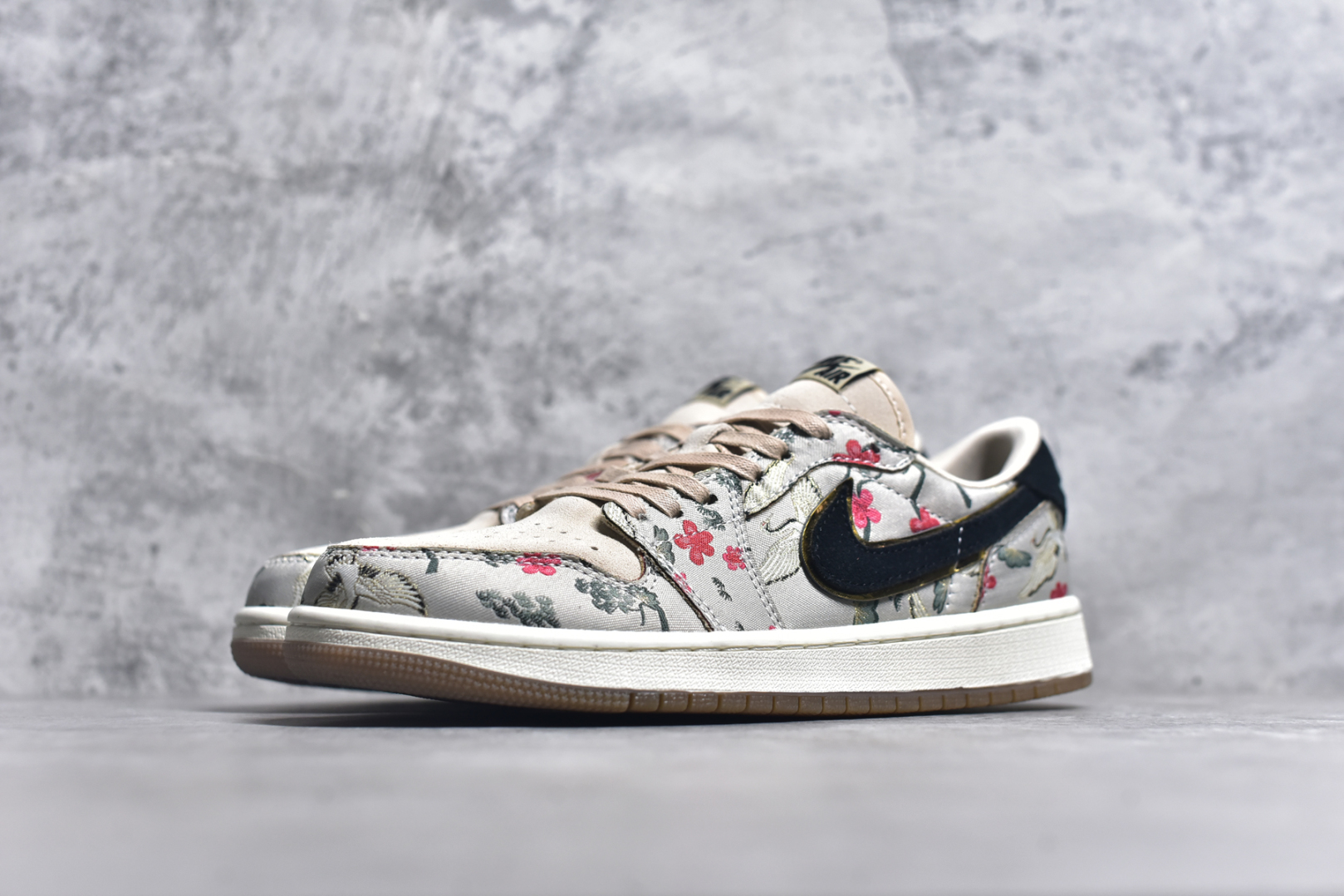图片[2]-#Air Jordan AJ1 Low 低帮 HV8293-100 全新流水线出品 DT版本唯一平替选择 市场第二梯队最强版 全部原鞋开发 原楦原纸板开发 全鞋电脑针车 原厂内置全掌气垫 原盒内在原标 唯一Zp原版鞋带绑法 免检产品 全新2022版型 全头层皮料 完美零毛边处理 原厂配置全掌气垫 价格定位良心 几十个配色陆续出货 实拍调校N版已经零色差零失真 百分百还原实物色彩所见即所得 不存在货不对板色差等低级问题 选购参考实物拍摄 不混卖不参货 只用心做好货严格选品 承诺混一赔十 尺码：36 36.5 37.5 38 38.5 39 40 40.5 41 42 42.5 43 44 44.5 45-选品中心