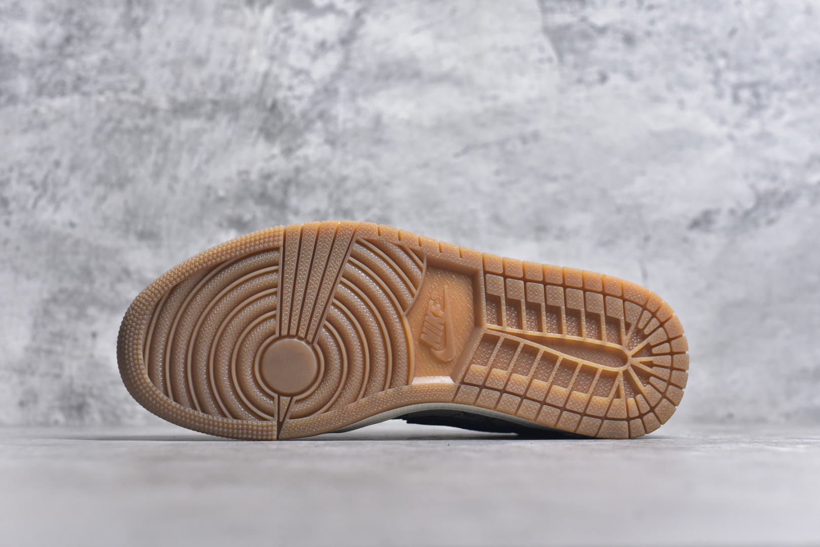 图片[6]-#Air Jordan AJ1 Low 低帮 HV8293-100 全新流水线出品 DT版本唯一平替选择 市场第二梯队最强版 全部原鞋开发 原楦原纸板开发 全鞋电脑针车 原厂内置全掌气垫 原盒内在原标 唯一Zp原版鞋带绑法 免检产品 全新2022版型 全头层皮料 完美零毛边处理 原厂配置全掌气垫 价格定位良心 几十个配色陆续出货 实拍调校N版已经零色差零失真 百分百还原实物色彩所见即所得 不存在货不对板色差等低级问题 选购参考实物拍摄 不混卖不参货 只用心做好货严格选品 承诺混一赔十 尺码：36 36.5 37.5 38 38.5 39 40 40.5 41 42 42.5 43 44 44.5 45-选品中心
