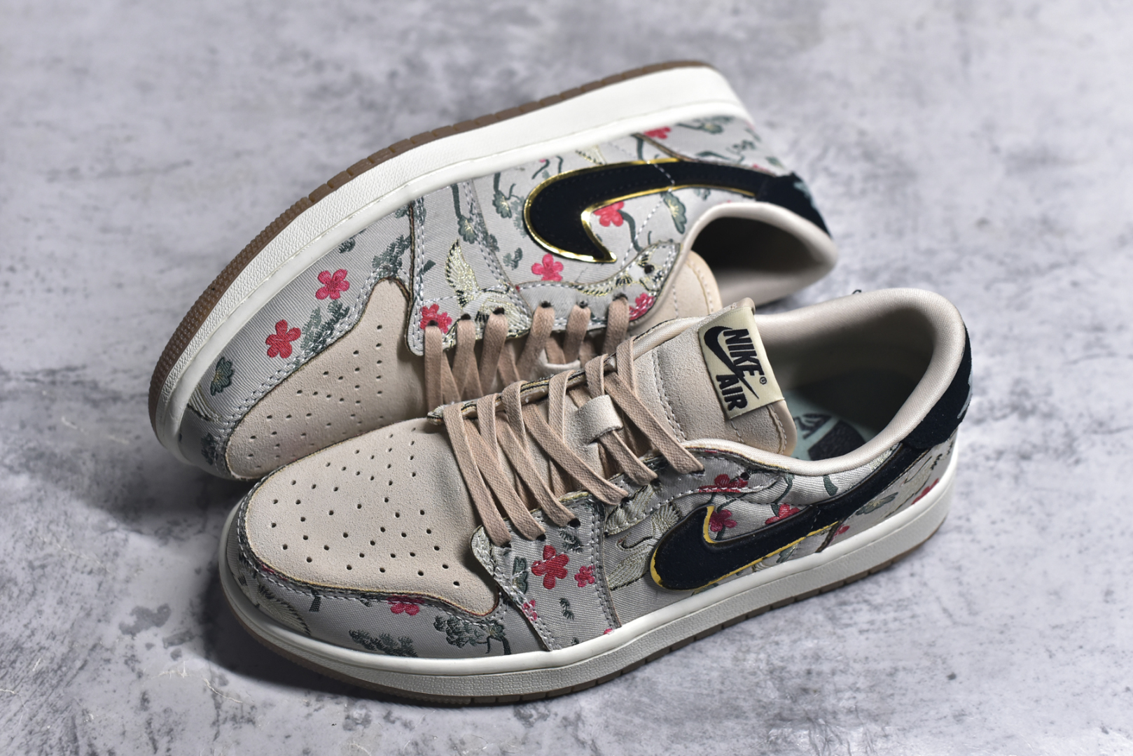 图片[7]-#Air Jordan AJ1 Low 低帮 HV8293-100 全新流水线出品 DT版本唯一平替选择 市场第二梯队最强版 全部原鞋开发 原楦原纸板开发 全鞋电脑针车 原厂内置全掌气垫 原盒内在原标 唯一Zp原版鞋带绑法 免检产品 全新2022版型 全头层皮料 完美零毛边处理 原厂配置全掌气垫 价格定位良心 几十个配色陆续出货 实拍调校N版已经零色差零失真 百分百还原实物色彩所见即所得 不存在货不对板色差等低级问题 选购参考实物拍摄 不混卖不参货 只用心做好货严格选品 承诺混一赔十 尺码：36 36.5 37.5 38 38.5 39 40 40.5 41 42 42.5 43 44 44.5 45-选品中心