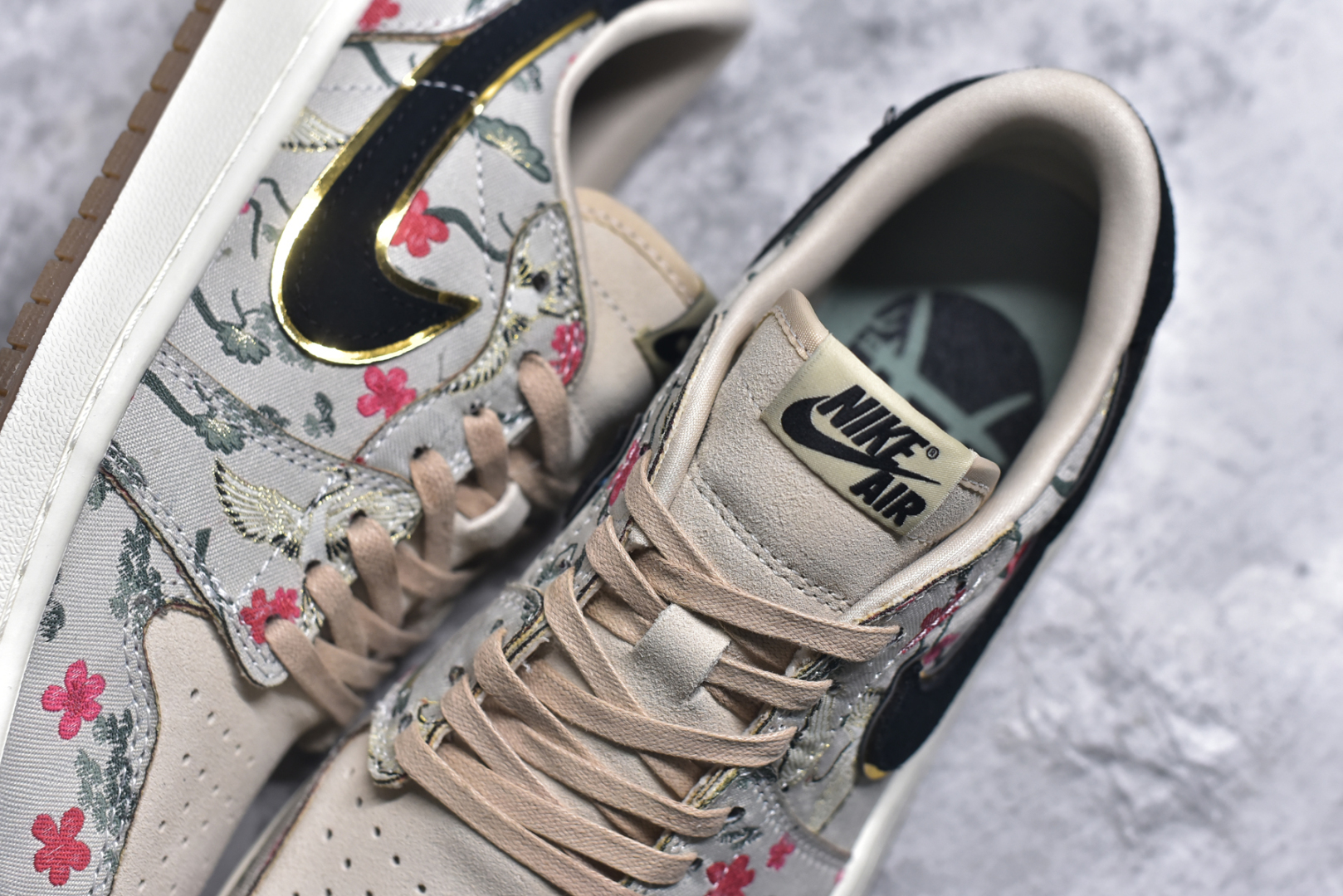 图片[9]-#Air Jordan AJ1 Low 低帮 HV8293-100 全新流水线出品 DT版本唯一平替选择 市场第二梯队最强版 全部原鞋开发 原楦原纸板开发 全鞋电脑针车 原厂内置全掌气垫 原盒内在原标 唯一Zp原版鞋带绑法 免检产品 全新2022版型 全头层皮料 完美零毛边处理 原厂配置全掌气垫 价格定位良心 几十个配色陆续出货 实拍调校N版已经零色差零失真 百分百还原实物色彩所见即所得 不存在货不对板色差等低级问题 选购参考实物拍摄 不混卖不参货 只用心做好货严格选品 承诺混一赔十 尺码：36 36.5 37.5 38 38.5 39 40 40.5 41 42 42.5 43 44 44.5 45-选品中心
