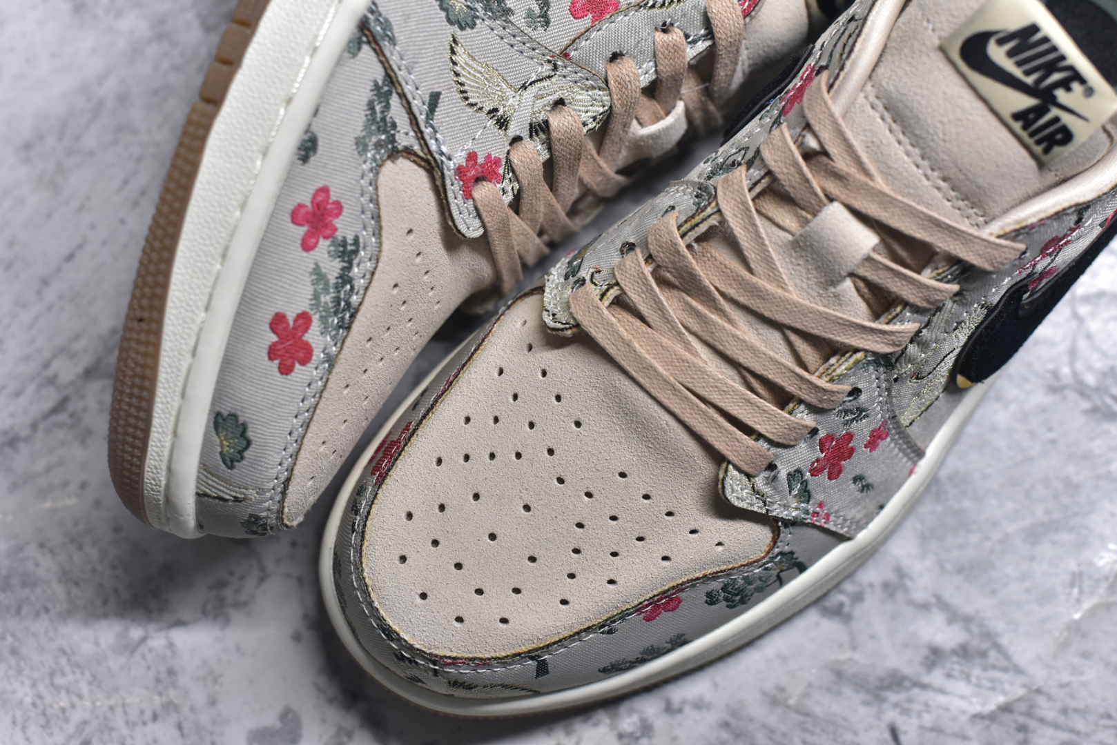 图片[8]-#Air Jordan AJ1 Low 低帮 HV8293-100 全新流水线出品 DT版本唯一平替选择 市场第二梯队最强版 全部原鞋开发 原楦原纸板开发 全鞋电脑针车 原厂内置全掌气垫 原盒内在原标 唯一Zp原版鞋带绑法 免检产品 全新2022版型 全头层皮料 完美零毛边处理 原厂配置全掌气垫 价格定位良心 几十个配色陆续出货 实拍调校N版已经零色差零失真 百分百还原实物色彩所见即所得 不存在货不对板色差等低级问题 选购参考实物拍摄 不混卖不参货 只用心做好货严格选品 承诺混一赔十 尺码：36 36.5 37.5 38 38.5 39 40 40.5 41 42 42.5 43 44 44.5 45-选品中心