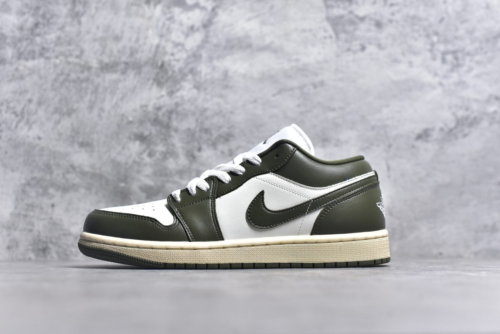 #Air Jordan AJ1 Low 低帮 绿白 DC0774-122 全新流水线出品 DT版本唯一平替选择 市场第二梯队最强版 全部原鞋开发 原楦原纸板开发 全鞋电脑针车 原厂内置全掌气垫 原盒内在原标 唯一Zp原版鞋带绑法 免检产品 全新2022版型 全头层皮料 完美零毛边处理 原厂配置全掌气垫 价格定位良心 几十个配色陆续出货 实拍调校N版已经零色差零失真 百分百还原实物色彩所见即所得 不存在货不对板色差等低级问题 选购参考实物拍摄 不混卖不参货 只用心做好货严格选品 承诺混一赔十 尺码：36 36.5 37.5 38 38.5 39 40 40.5 41 42 42.5 43 44 44.5 45-选品中心