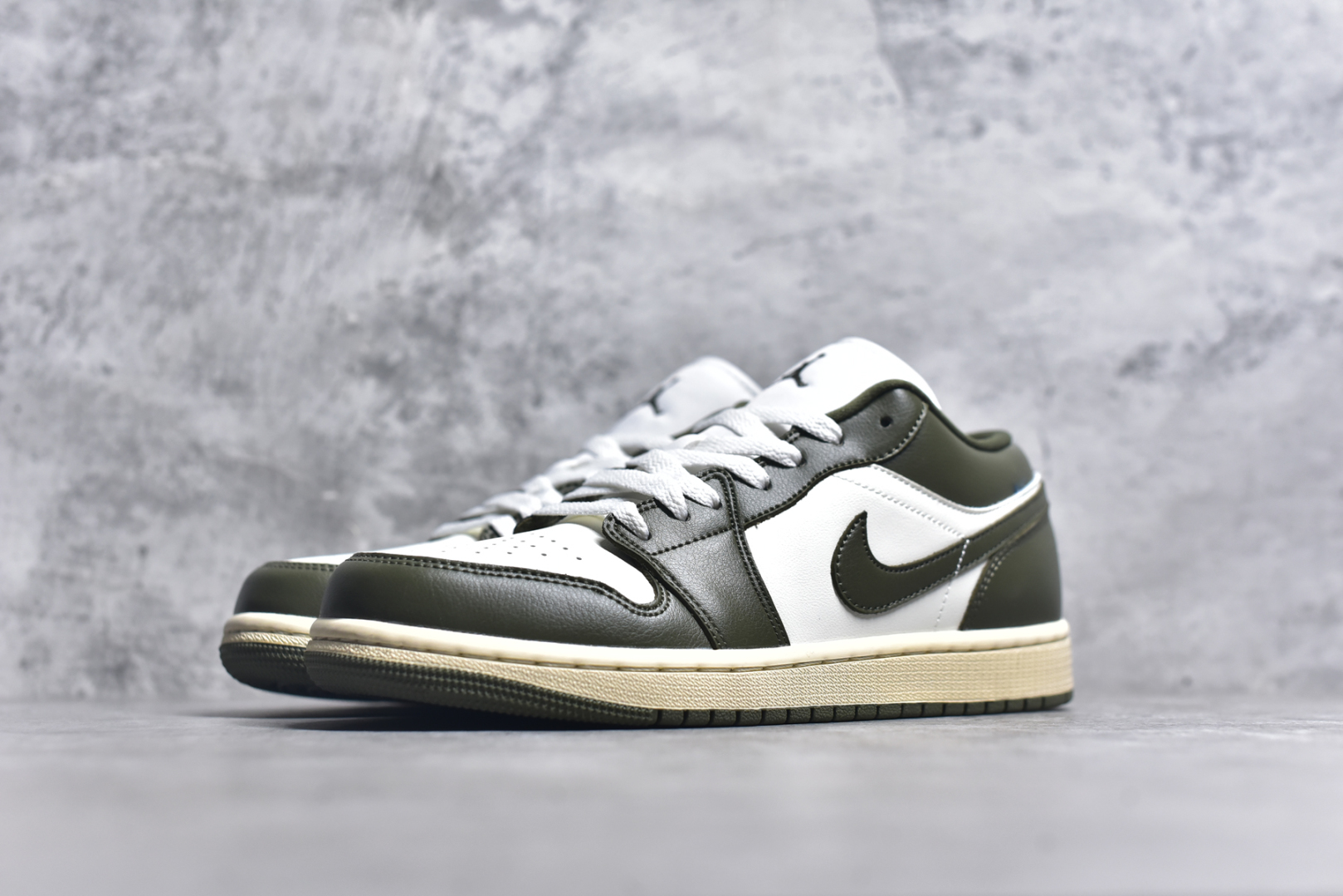 图片[2]-#Air Jordan AJ1 Low 低帮 绿白 DC0774-122 全新流水线出品 DT版本唯一平替选择 市场第二梯队最强版 全部原鞋开发 原楦原纸板开发 全鞋电脑针车 原厂内置全掌气垫 原盒内在原标 唯一Zp原版鞋带绑法 免检产品 全新2022版型 全头层皮料 完美零毛边处理 原厂配置全掌气垫 价格定位良心 几十个配色陆续出货 实拍调校N版已经零色差零失真 百分百还原实物色彩所见即所得 不存在货不对板色差等低级问题 选购参考实物拍摄 不混卖不参货 只用心做好货严格选品 承诺混一赔十 尺码：36 36.5 37.5 38 38.5 39 40 40.5 41 42 42.5 43 44 44.5 45-选品中心