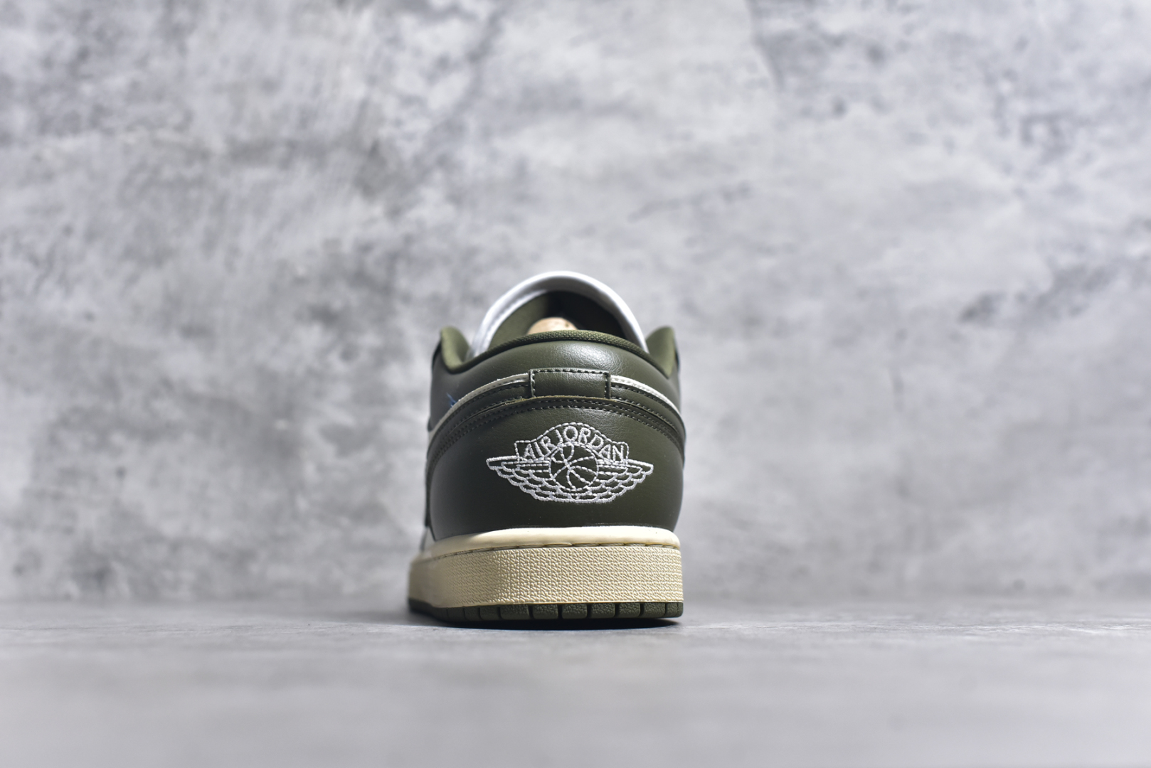 图片[5]-#Air Jordan AJ1 Low 低帮 绿白 DC0774-122 全新流水线出品 DT版本唯一平替选择 市场第二梯队最强版 全部原鞋开发 原楦原纸板开发 全鞋电脑针车 原厂内置全掌气垫 原盒内在原标 唯一Zp原版鞋带绑法 免检产品 全新2022版型 全头层皮料 完美零毛边处理 原厂配置全掌气垫 价格定位良心 几十个配色陆续出货 实拍调校N版已经零色差零失真 百分百还原实物色彩所见即所得 不存在货不对板色差等低级问题 选购参考实物拍摄 不混卖不参货 只用心做好货严格选品 承诺混一赔十 尺码：36 36.5 37.5 38 38.5 39 40 40.5 41 42 42.5 43 44 44.5 45-选品中心