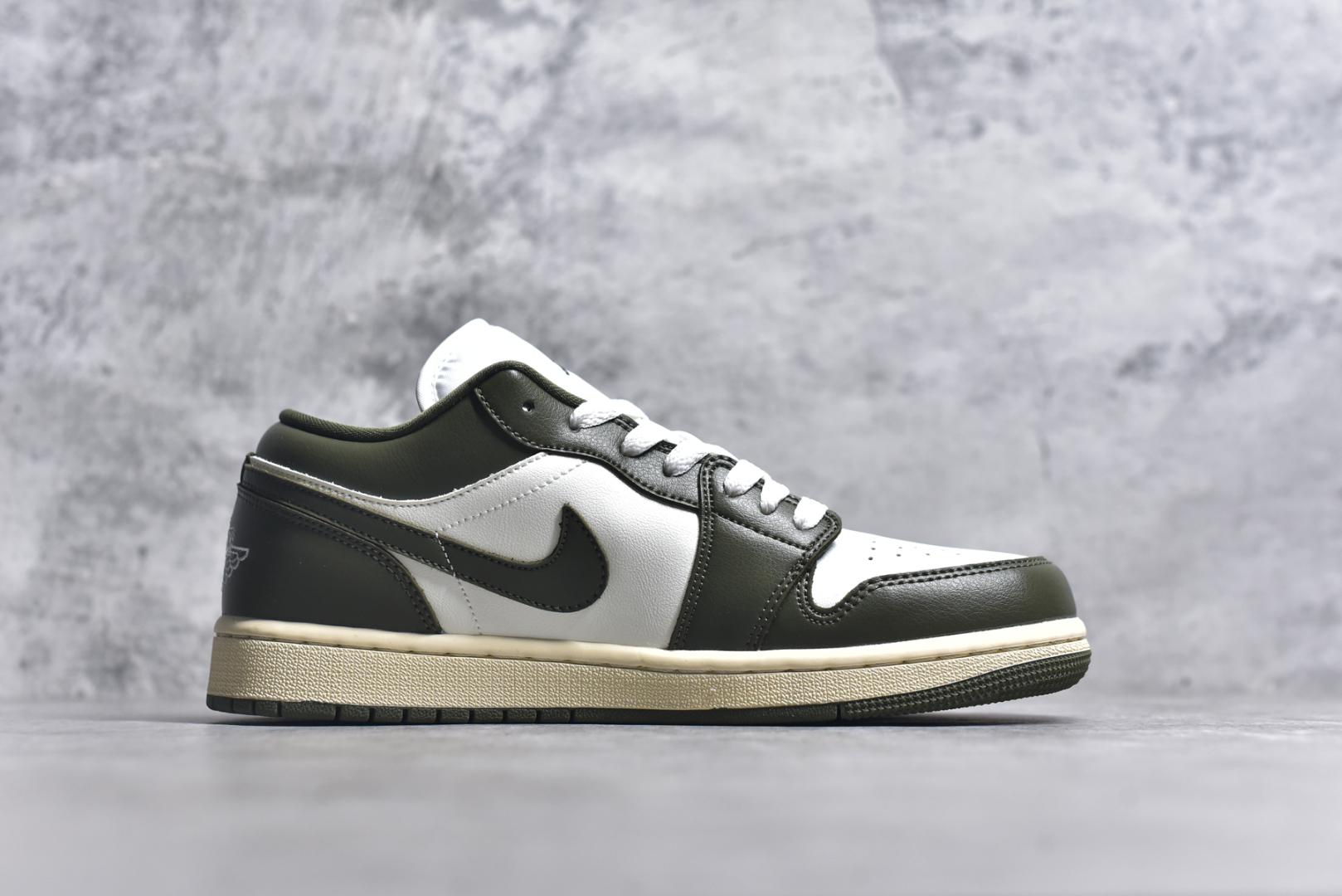 图片[3]-#Air Jordan AJ1 Low 低帮 绿白 DC0774-122 全新流水线出品 DT版本唯一平替选择 市场第二梯队最强版 全部原鞋开发 原楦原纸板开发 全鞋电脑针车 原厂内置全掌气垫 原盒内在原标 唯一Zp原版鞋带绑法 免检产品 全新2022版型 全头层皮料 完美零毛边处理 原厂配置全掌气垫 价格定位良心 几十个配色陆续出货 实拍调校N版已经零色差零失真 百分百还原实物色彩所见即所得 不存在货不对板色差等低级问题 选购参考实物拍摄 不混卖不参货 只用心做好货严格选品 承诺混一赔十 尺码：36 36.5 37.5 38 38.5 39 40 40.5 41 42 42.5 43 44 44.5 45-选品中心