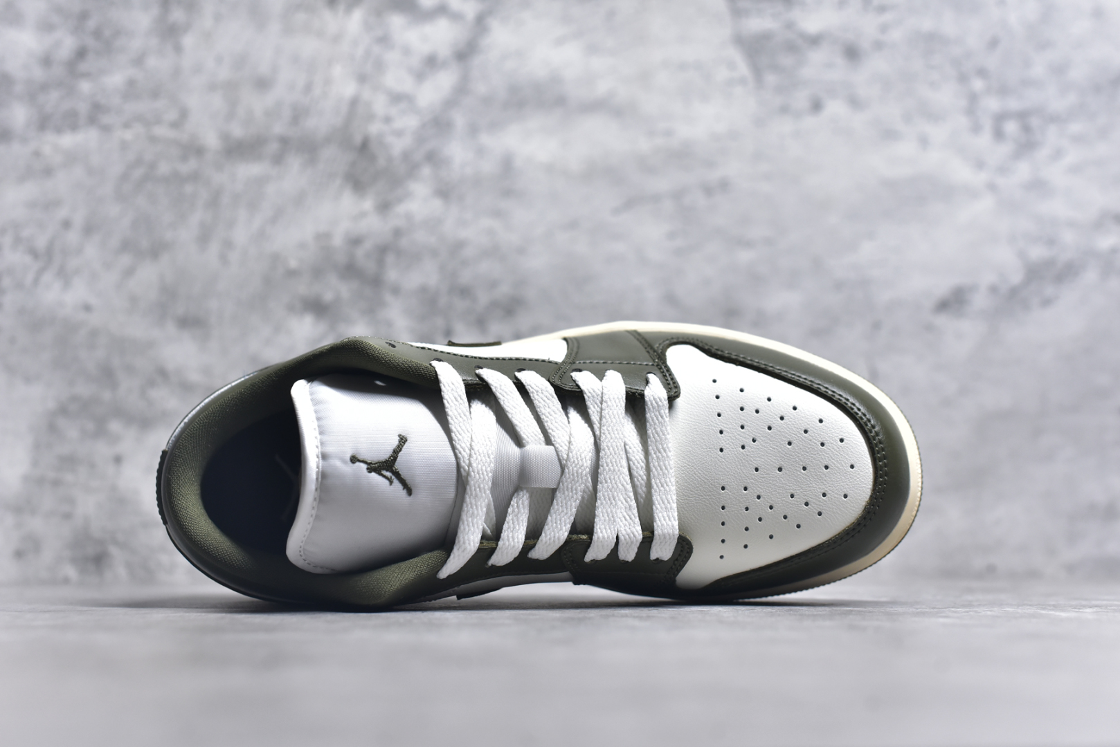图片[4]-#Air Jordan AJ1 Low 低帮 绿白 DC0774-122 全新流水线出品 DT版本唯一平替选择 市场第二梯队最强版 全部原鞋开发 原楦原纸板开发 全鞋电脑针车 原厂内置全掌气垫 原盒内在原标 唯一Zp原版鞋带绑法 免检产品 全新2022版型 全头层皮料 完美零毛边处理 原厂配置全掌气垫 价格定位良心 几十个配色陆续出货 实拍调校N版已经零色差零失真 百分百还原实物色彩所见即所得 不存在货不对板色差等低级问题 选购参考实物拍摄 不混卖不参货 只用心做好货严格选品 承诺混一赔十 尺码：36 36.5 37.5 38 38.5 39 40 40.5 41 42 42.5 43 44 44.5 45-选品中心