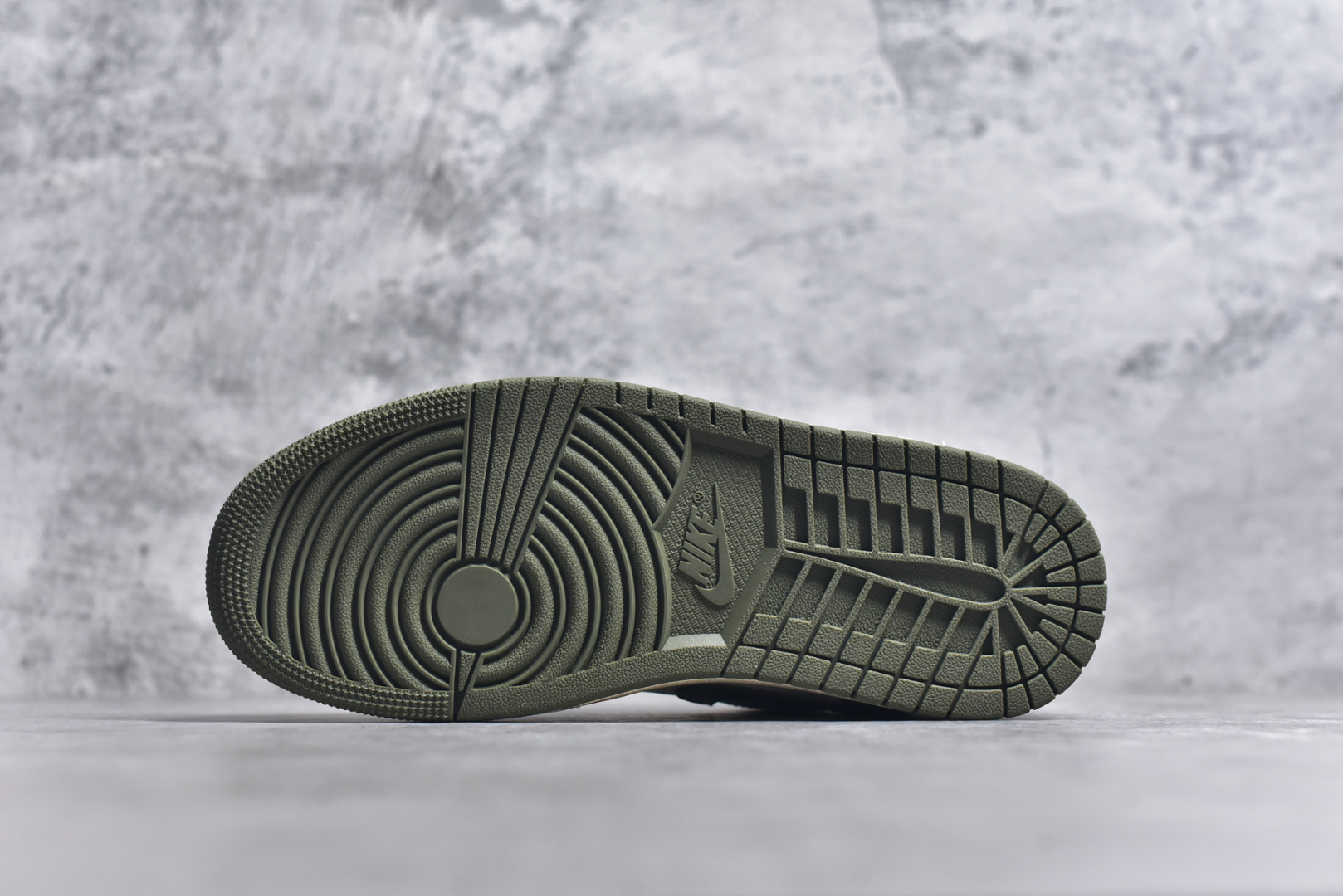 图片[6]-#Air Jordan AJ1 Low 低帮 绿白 DC0774-122 全新流水线出品 DT版本唯一平替选择 市场第二梯队最强版 全部原鞋开发 原楦原纸板开发 全鞋电脑针车 原厂内置全掌气垫 原盒内在原标 唯一Zp原版鞋带绑法 免检产品 全新2022版型 全头层皮料 完美零毛边处理 原厂配置全掌气垫 价格定位良心 几十个配色陆续出货 实拍调校N版已经零色差零失真 百分百还原实物色彩所见即所得 不存在货不对板色差等低级问题 选购参考实物拍摄 不混卖不参货 只用心做好货严格选品 承诺混一赔十 尺码：36 36.5 37.5 38 38.5 39 40 40.5 41 42 42.5 43 44 44.5 45-选品中心