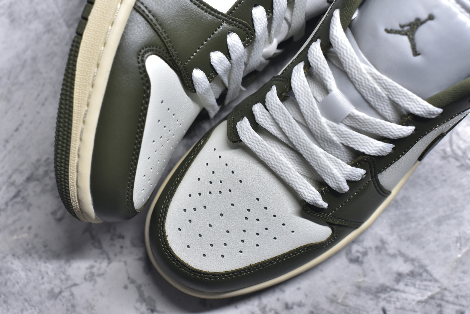 图片[8]-#Air Jordan AJ1 Low 低帮 绿白 DC0774-122 全新流水线出品 DT版本唯一平替选择 市场第二梯队最强版 全部原鞋开发 原楦原纸板开发 全鞋电脑针车 原厂内置全掌气垫 原盒内在原标 唯一Zp原版鞋带绑法 免检产品 全新2022版型 全头层皮料 完美零毛边处理 原厂配置全掌气垫 价格定位良心 几十个配色陆续出货 实拍调校N版已经零色差零失真 百分百还原实物色彩所见即所得 不存在货不对板色差等低级问题 选购参考实物拍摄 不混卖不参货 只用心做好货严格选品 承诺混一赔十 尺码：36 36.5 37.5 38 38.5 39 40 40.5 41 42 42.5 43 44 44.5 45-选品中心