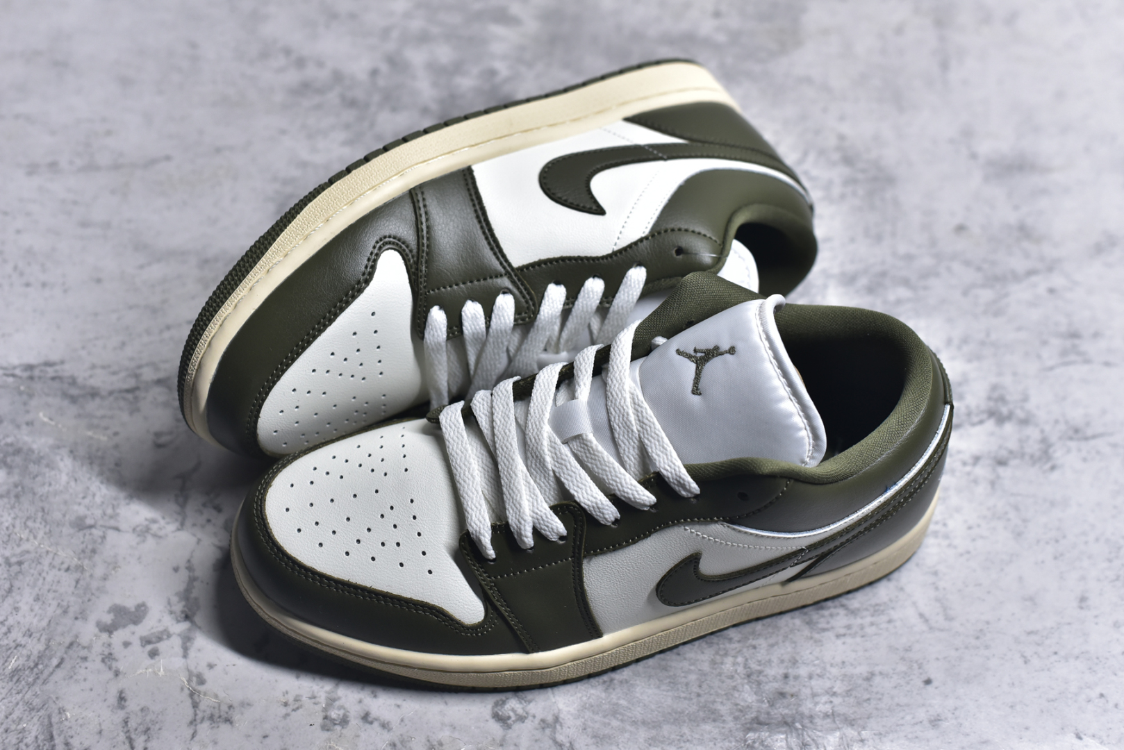 图片[7]-#Air Jordan AJ1 Low 低帮 绿白 DC0774-122 全新流水线出品 DT版本唯一平替选择 市场第二梯队最强版 全部原鞋开发 原楦原纸板开发 全鞋电脑针车 原厂内置全掌气垫 原盒内在原标 唯一Zp原版鞋带绑法 免检产品 全新2022版型 全头层皮料 完美零毛边处理 原厂配置全掌气垫 价格定位良心 几十个配色陆续出货 实拍调校N版已经零色差零失真 百分百还原实物色彩所见即所得 不存在货不对板色差等低级问题 选购参考实物拍摄 不混卖不参货 只用心做好货严格选品 承诺混一赔十 尺码：36 36.5 37.5 38 38.5 39 40 40.5 41 42 42.5 43 44 44.5 45-选品中心