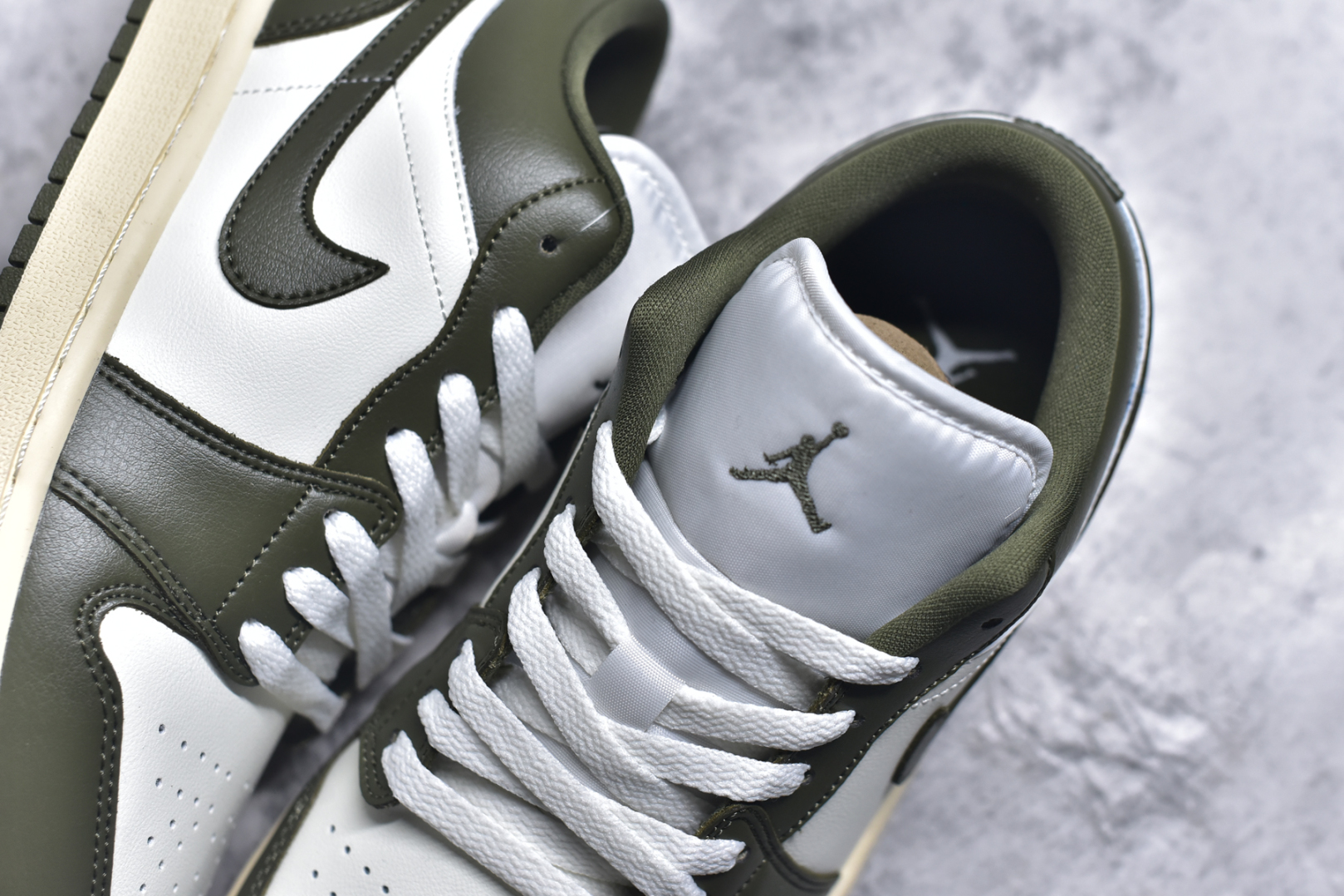 图片[9]-#Air Jordan AJ1 Low 低帮 绿白 DC0774-122 全新流水线出品 DT版本唯一平替选择 市场第二梯队最强版 全部原鞋开发 原楦原纸板开发 全鞋电脑针车 原厂内置全掌气垫 原盒内在原标 唯一Zp原版鞋带绑法 免检产品 全新2022版型 全头层皮料 完美零毛边处理 原厂配置全掌气垫 价格定位良心 几十个配色陆续出货 实拍调校N版已经零色差零失真 百分百还原实物色彩所见即所得 不存在货不对板色差等低级问题 选购参考实物拍摄 不混卖不参货 只用心做好货严格选品 承诺混一赔十 尺码：36 36.5 37.5 38 38.5 39 40 40.5 41 42 42.5 43 44 44.5 45-选品中心