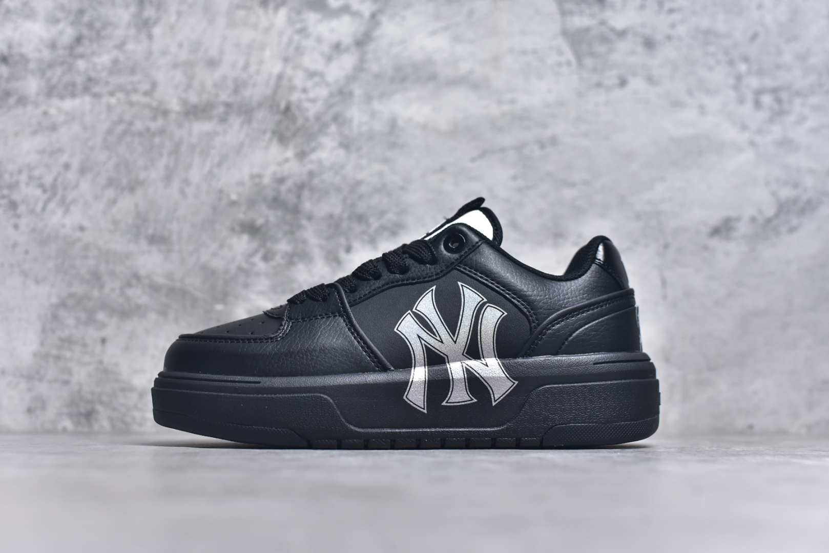 #网络爆款 MLB NY印花 New York Yankees x MLB Chukky Classic 经典老爹风轻量增高厚底百搭休闲运动慢跑鞋 爆火女神显高显腿长款🔥采用优质轻量克重纤维移膜皮革及透气网面鞋面材质 全新独立4cm厘米外增高轻质发泡大底❗ 尺码：35.5 36 36.5 37.5 38 38.5 39 40 40.5 41 42 42.5 43 44-选品中心