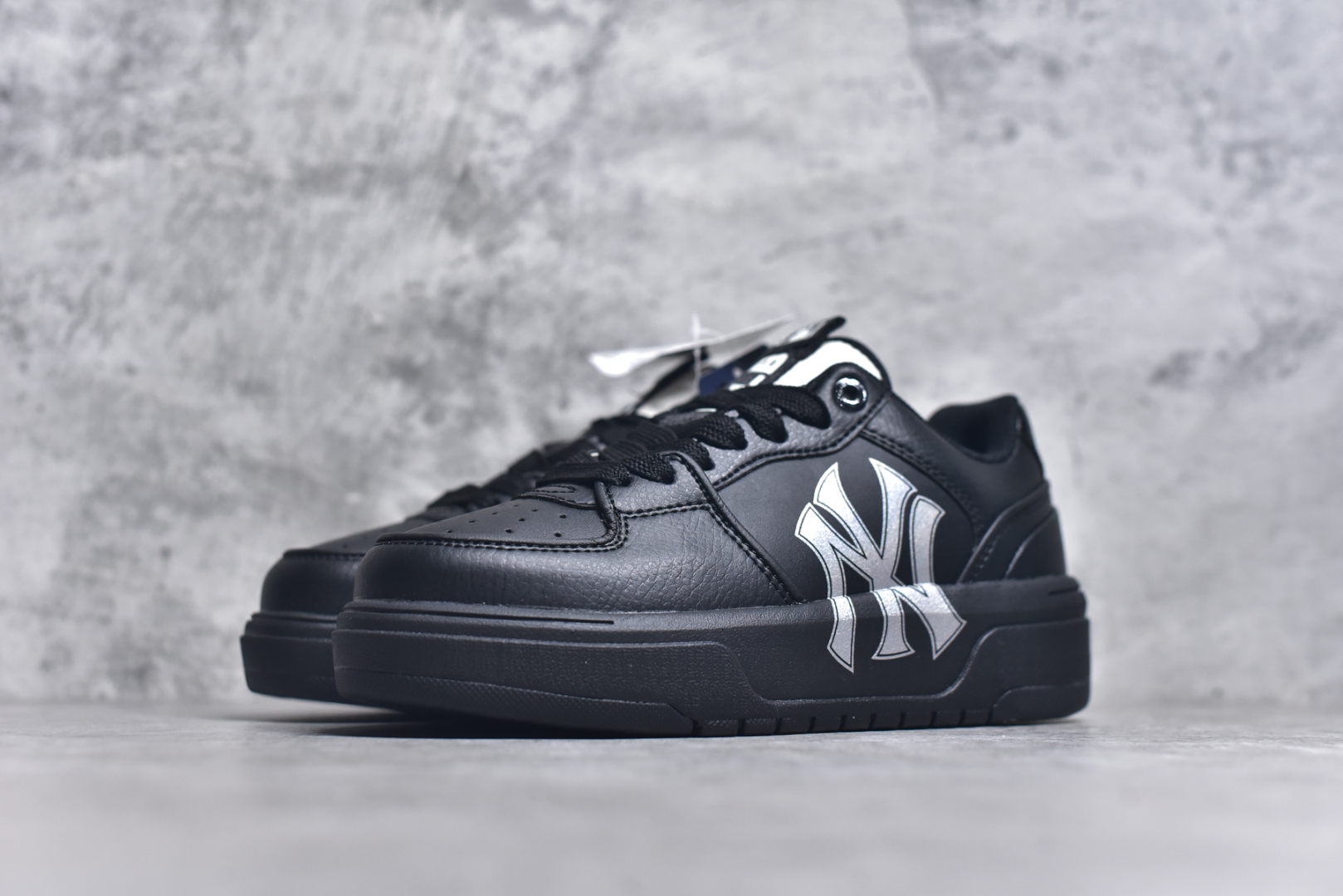 图片[2]-#网络爆款 MLB NY印花 New York Yankees x MLB Chukky Classic 经典老爹风轻量增高厚底百搭休闲运动慢跑鞋 爆火女神显高显腿长款🔥采用优质轻量克重纤维移膜皮革及透气网面鞋面材质 全新独立4cm厘米外增高轻质发泡大底❗ 尺码：35.5 36 36.5 37.5 38 38.5 39 40 40.5 41 42 42.5 43 44-选品中心