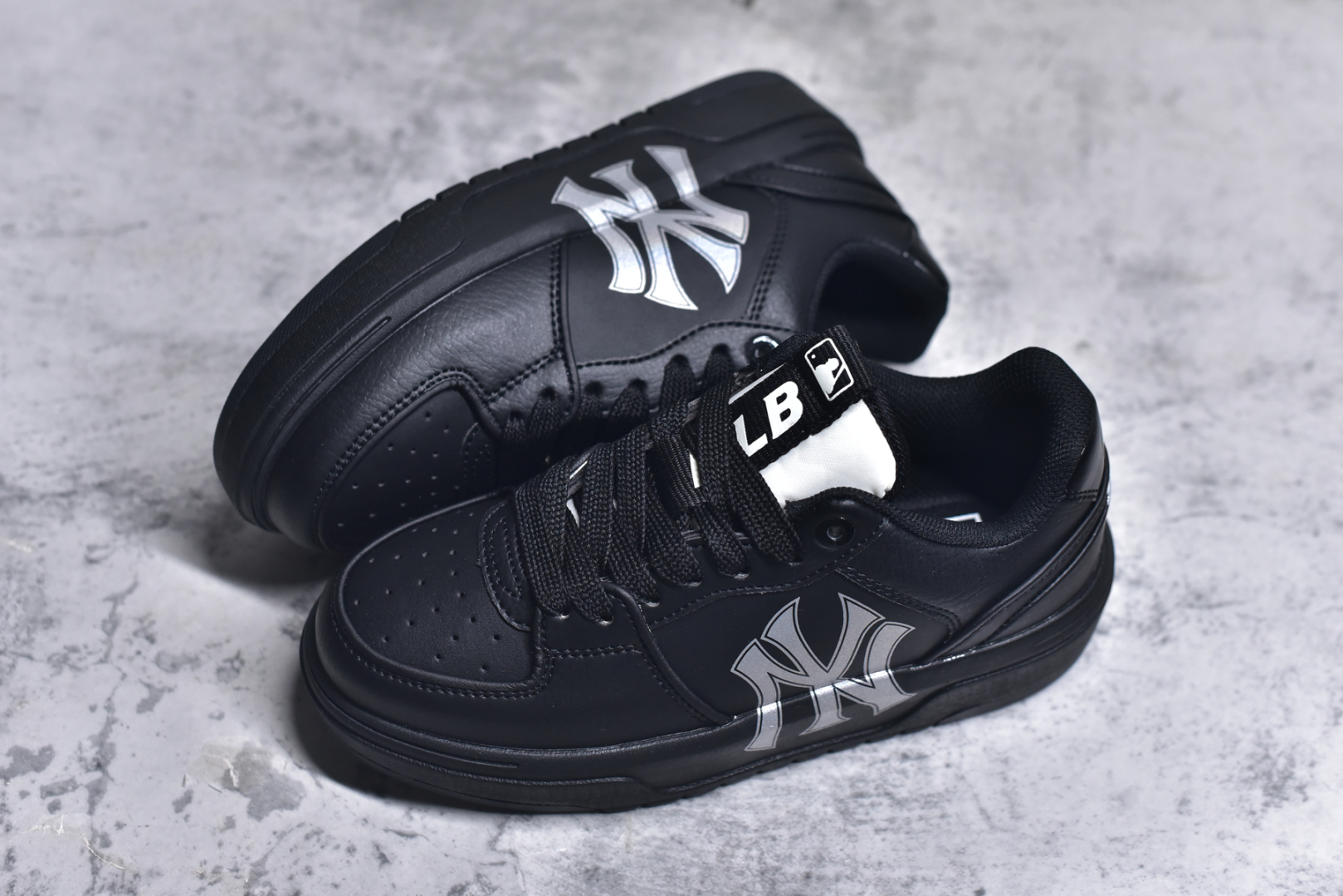 图片[7]-#网络爆款 MLB NY印花 New York Yankees x MLB Chukky Classic 经典老爹风轻量增高厚底百搭休闲运动慢跑鞋 爆火女神显高显腿长款🔥采用优质轻量克重纤维移膜皮革及透气网面鞋面材质 全新独立4cm厘米外增高轻质发泡大底❗ 尺码：35.5 36 36.5 37.5 38 38.5 39 40 40.5 41 42 42.5 43 44-选品中心