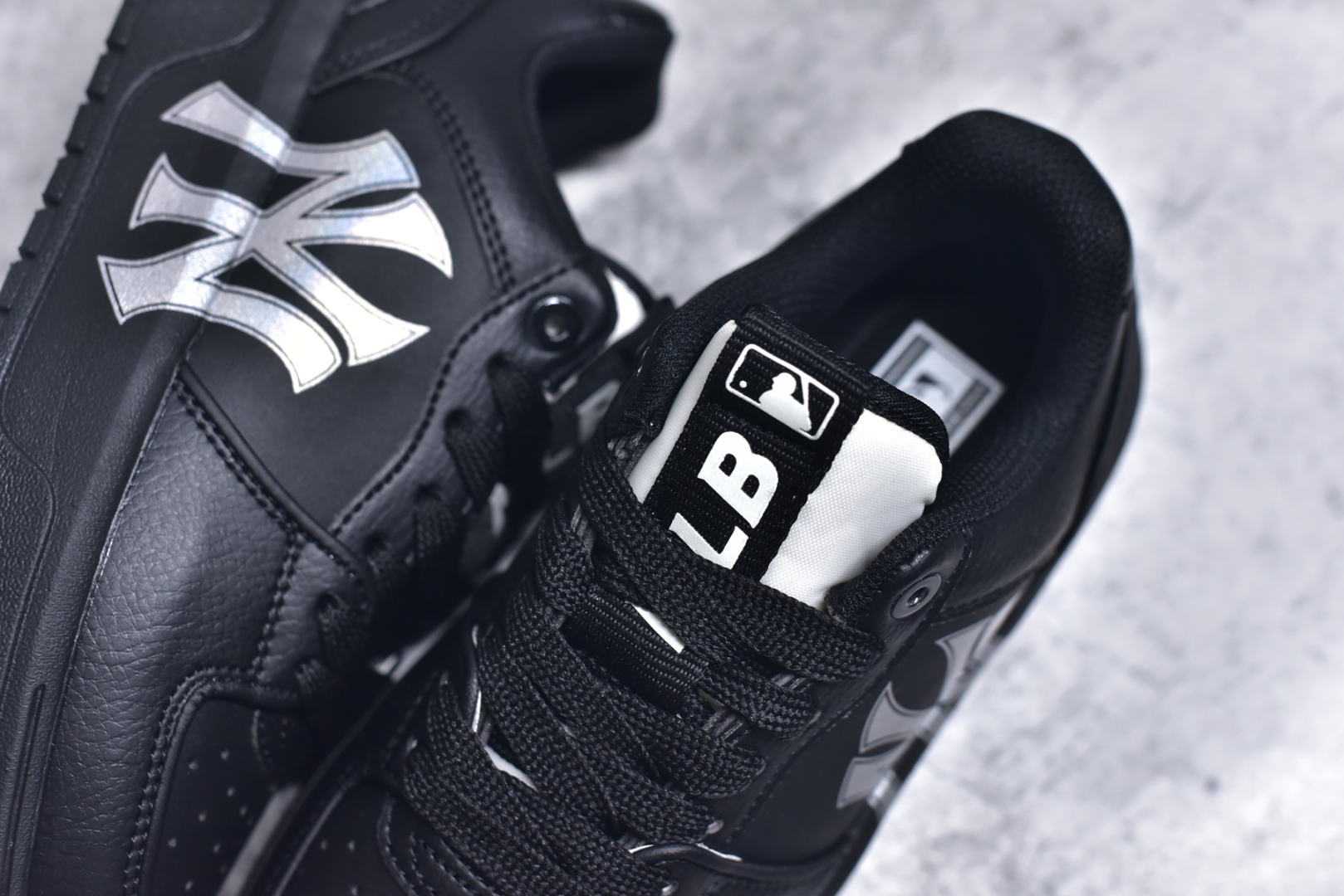 图片[9]-#网络爆款 MLB NY印花 New York Yankees x MLB Chukky Classic 经典老爹风轻量增高厚底百搭休闲运动慢跑鞋 爆火女神显高显腿长款🔥采用优质轻量克重纤维移膜皮革及透气网面鞋面材质 全新独立4cm厘米外增高轻质发泡大底❗ 尺码：35.5 36 36.5 37.5 38 38.5 39 40 40.5 41 42 42.5 43 44-选品中心