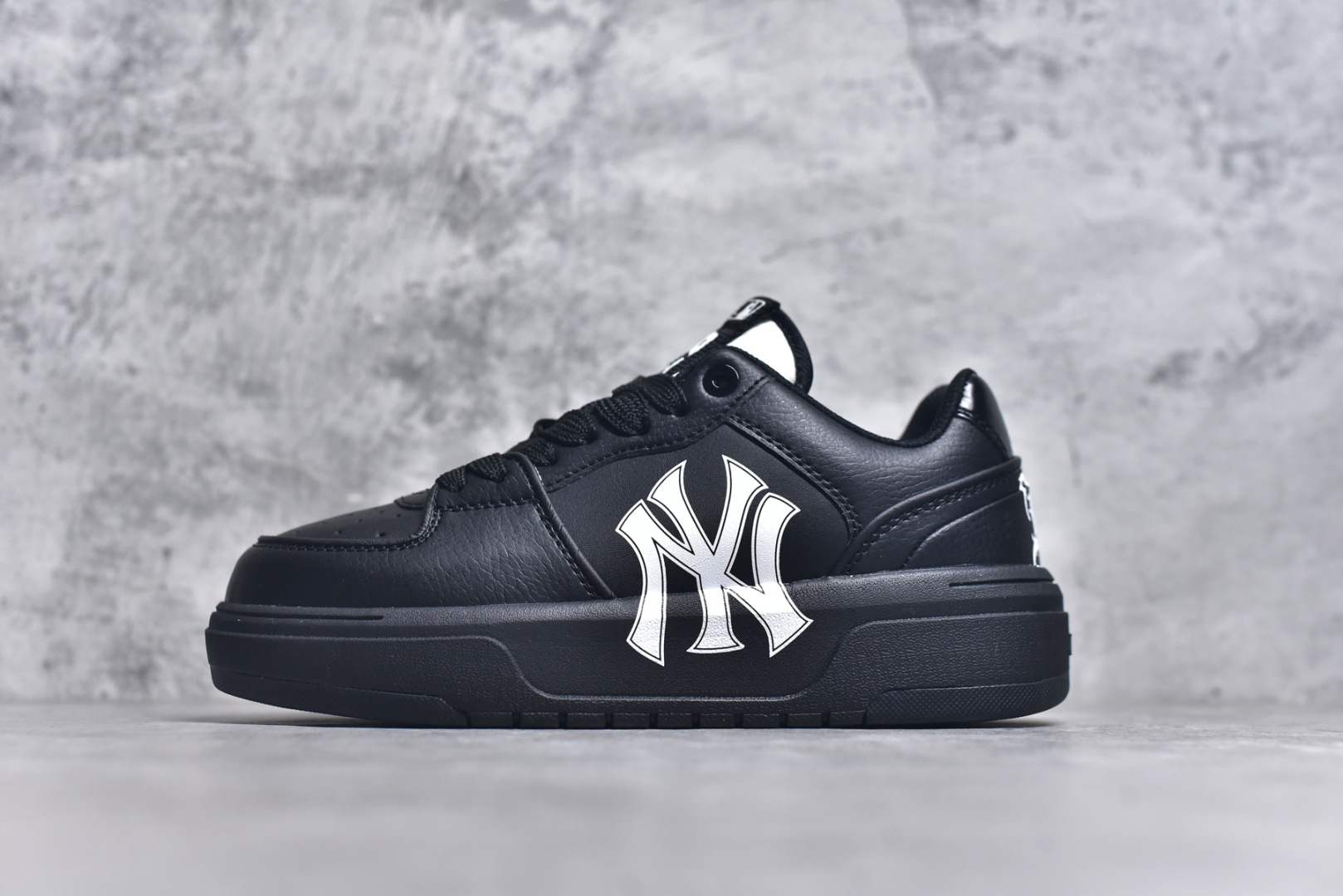 #网络爆款 MLB NY印花 New York Yankees x MLB Chukky Classic 经典老爹风轻量增高厚底百搭休闲运动慢跑鞋 爆火女神显高显腿长款🔥采用优质轻量克重纤维移膜皮革及透气网面鞋面材质 全新独立4cm厘米外增高轻质发泡大底❗ 尺码：35.5 36 36.5 37.5 38 38.5 39 40 40.5 41 42 42.5 43 44-选品中心