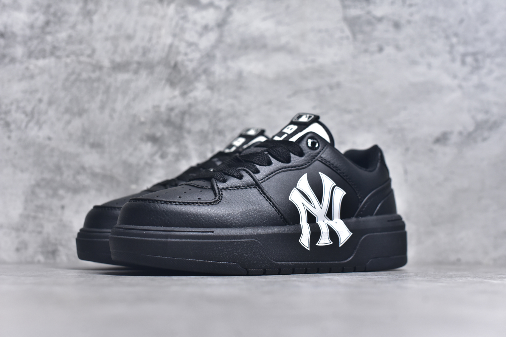 图片[2]-#网络爆款 MLB NY印花 New York Yankees x MLB Chukky Classic 经典老爹风轻量增高厚底百搭休闲运动慢跑鞋 爆火女神显高显腿长款🔥采用优质轻量克重纤维移膜皮革及透气网面鞋面材质 全新独立4cm厘米外增高轻质发泡大底❗ 尺码：35.5 36 36.5 37.5 38 38.5 39 40 40.5 41 42 42.5 43 44-选品中心
