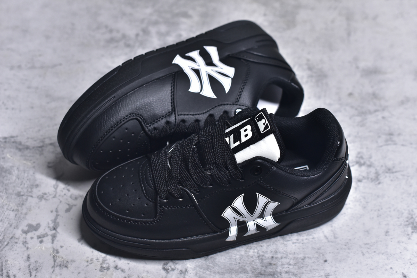 图片[7]-#网络爆款 MLB NY印花 New York Yankees x MLB Chukky Classic 经典老爹风轻量增高厚底百搭休闲运动慢跑鞋 爆火女神显高显腿长款🔥采用优质轻量克重纤维移膜皮革及透气网面鞋面材质 全新独立4cm厘米外增高轻质发泡大底❗ 尺码：35.5 36 36.5 37.5 38 38.5 39 40 40.5 41 42 42.5 43 44-选品中心