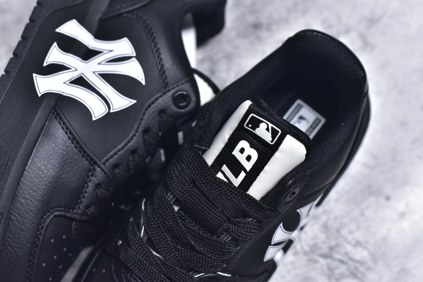 图片[9]-#网络爆款 MLB NY印花 New York Yankees x MLB Chukky Classic 经典老爹风轻量增高厚底百搭休闲运动慢跑鞋 爆火女神显高显腿长款🔥采用优质轻量克重纤维移膜皮革及透气网面鞋面材质 全新独立4cm厘米外增高轻质发泡大底❗ 尺码：35.5 36 36.5 37.5 38 38.5 39 40 40.5 41 42 42.5 43 44-选品中心