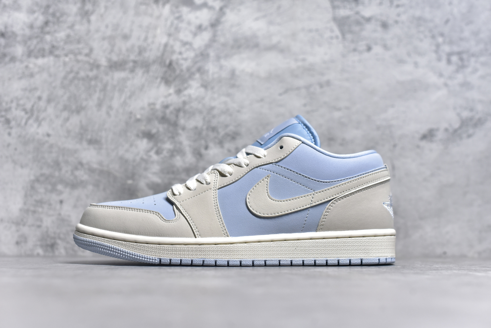 #Air Jordan AJ1 Low 低帮 浅蓝 IB4003-407 全新流水线出品 DT版本唯一平替选择 市场第二梯队最强版 全部原鞋开发 原楦原纸板开发 全鞋电脑针车 原厂内置全掌气垫 原盒内在原标 唯一Zp原版鞋带绑法 免检产品 全新2022版型 全头层皮料 完美零毛边处理 原厂配置全掌气垫 价格定位良心 几十个配色陆续出货 实拍调校N版已经零色差零失真 百分百还原实物色彩所见即所得 不存在货不对板色差等低级问题 选购参考实物拍摄 不混卖不参货 只用心做好货严格选品 承诺混一赔十 尺码：36 36.5 37.5 38 38.5 39 40 40.5 41 42 42.5 43 44 44.5 45-选品中心