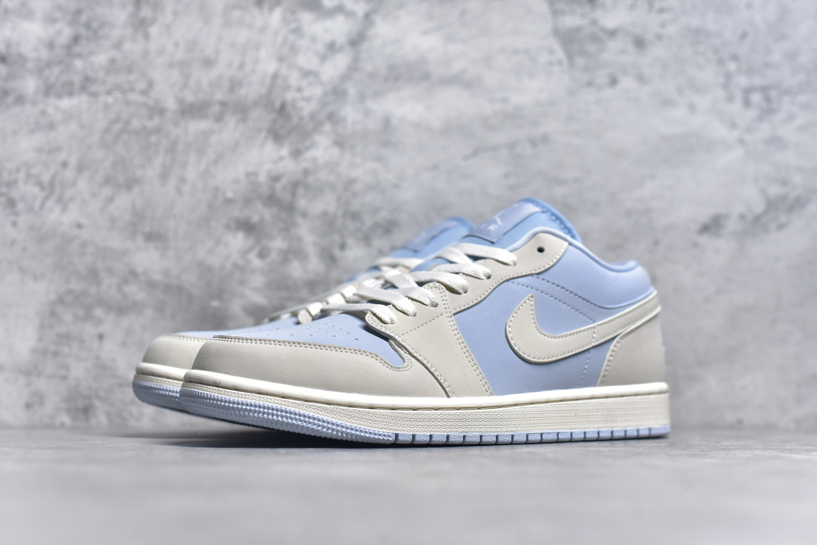 图片[2]-#Air Jordan AJ1 Low 低帮 浅蓝 IB4003-407 全新流水线出品 DT版本唯一平替选择 市场第二梯队最强版 全部原鞋开发 原楦原纸板开发 全鞋电脑针车 原厂内置全掌气垫 原盒内在原标 唯一Zp原版鞋带绑法 免检产品 全新2022版型 全头层皮料 完美零毛边处理 原厂配置全掌气垫 价格定位良心 几十个配色陆续出货 实拍调校N版已经零色差零失真 百分百还原实物色彩所见即所得 不存在货不对板色差等低级问题 选购参考实物拍摄 不混卖不参货 只用心做好货严格选品 承诺混一赔十 尺码：36 36.5 37.5 38 38.5 39 40 40.5 41 42 42.5 43 44 44.5 45-选品中心