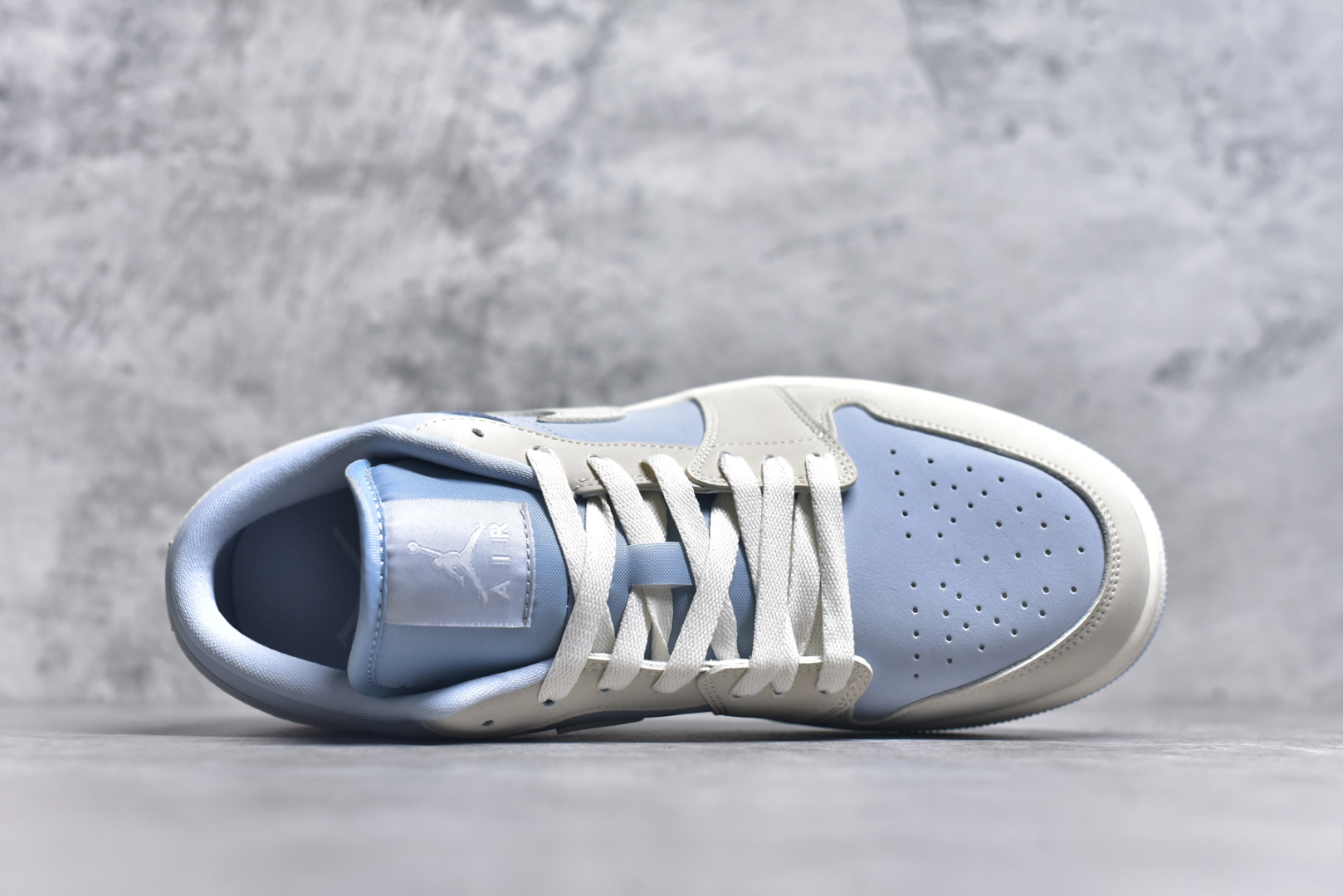 图片[4]-#Air Jordan AJ1 Low 低帮 浅蓝 IB4003-407 全新流水线出品 DT版本唯一平替选择 市场第二梯队最强版 全部原鞋开发 原楦原纸板开发 全鞋电脑针车 原厂内置全掌气垫 原盒内在原标 唯一Zp原版鞋带绑法 免检产品 全新2022版型 全头层皮料 完美零毛边处理 原厂配置全掌气垫 价格定位良心 几十个配色陆续出货 实拍调校N版已经零色差零失真 百分百还原实物色彩所见即所得 不存在货不对板色差等低级问题 选购参考实物拍摄 不混卖不参货 只用心做好货严格选品 承诺混一赔十 尺码：36 36.5 37.5 38 38.5 39 40 40.5 41 42 42.5 43 44 44.5 45-选品中心