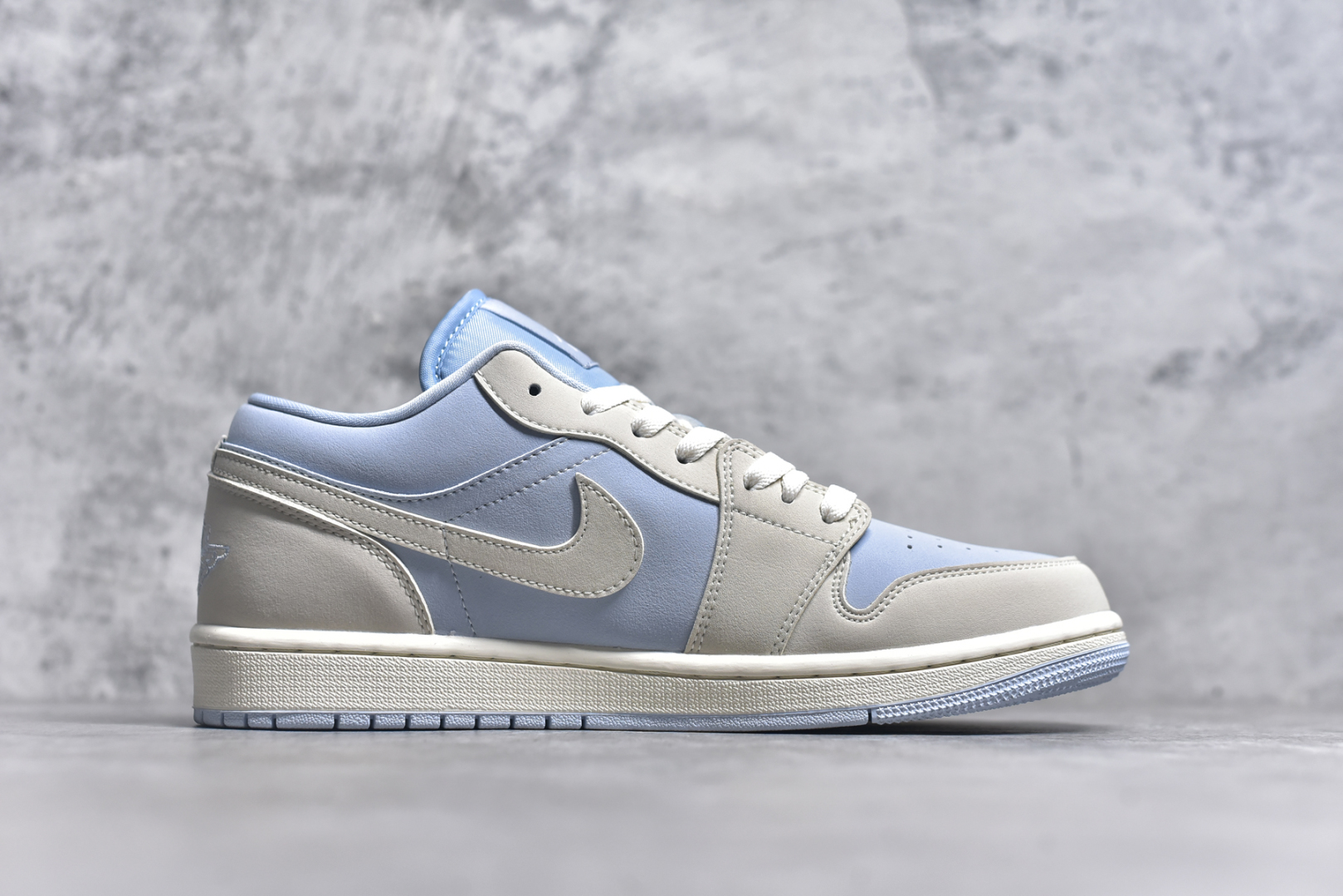 图片[3]-#Air Jordan AJ1 Low 低帮 浅蓝 IB4003-407 全新流水线出品 DT版本唯一平替选择 市场第二梯队最强版 全部原鞋开发 原楦原纸板开发 全鞋电脑针车 原厂内置全掌气垫 原盒内在原标 唯一Zp原版鞋带绑法 免检产品 全新2022版型 全头层皮料 完美零毛边处理 原厂配置全掌气垫 价格定位良心 几十个配色陆续出货 实拍调校N版已经零色差零失真 百分百还原实物色彩所见即所得 不存在货不对板色差等低级问题 选购参考实物拍摄 不混卖不参货 只用心做好货严格选品 承诺混一赔十 尺码：36 36.5 37.5 38 38.5 39 40 40.5 41 42 42.5 43 44 44.5 45-选品中心