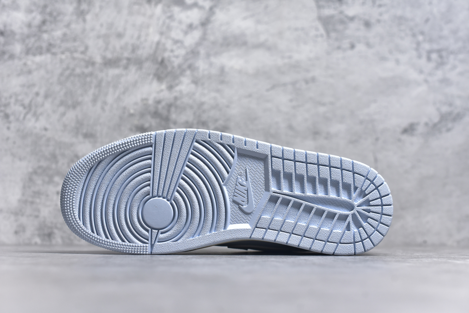 图片[6]-#Air Jordan AJ1 Low 低帮 浅蓝 IB4003-407 全新流水线出品 DT版本唯一平替选择 市场第二梯队最强版 全部原鞋开发 原楦原纸板开发 全鞋电脑针车 原厂内置全掌气垫 原盒内在原标 唯一Zp原版鞋带绑法 免检产品 全新2022版型 全头层皮料 完美零毛边处理 原厂配置全掌气垫 价格定位良心 几十个配色陆续出货 实拍调校N版已经零色差零失真 百分百还原实物色彩所见即所得 不存在货不对板色差等低级问题 选购参考实物拍摄 不混卖不参货 只用心做好货严格选品 承诺混一赔十 尺码：36 36.5 37.5 38 38.5 39 40 40.5 41 42 42.5 43 44 44.5 45-选品中心