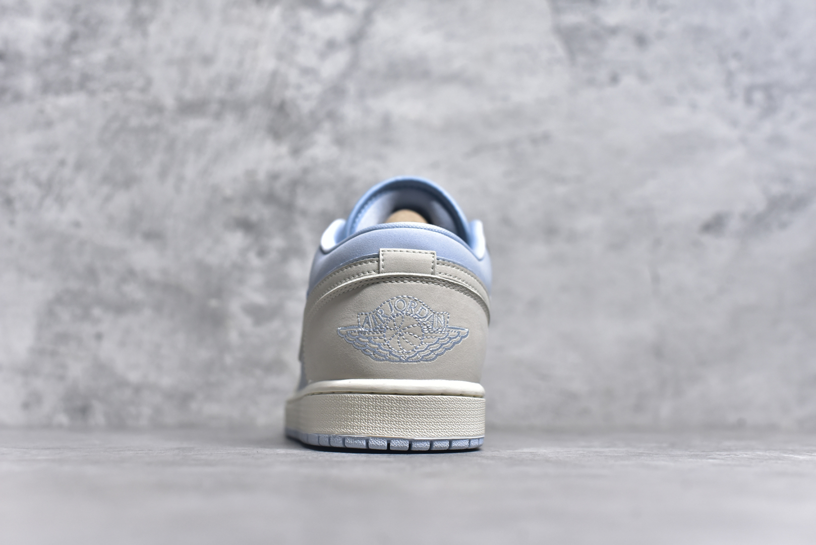 图片[5]-#Air Jordan AJ1 Low 低帮 浅蓝 IB4003-407 全新流水线出品 DT版本唯一平替选择 市场第二梯队最强版 全部原鞋开发 原楦原纸板开发 全鞋电脑针车 原厂内置全掌气垫 原盒内在原标 唯一Zp原版鞋带绑法 免检产品 全新2022版型 全头层皮料 完美零毛边处理 原厂配置全掌气垫 价格定位良心 几十个配色陆续出货 实拍调校N版已经零色差零失真 百分百还原实物色彩所见即所得 不存在货不对板色差等低级问题 选购参考实物拍摄 不混卖不参货 只用心做好货严格选品 承诺混一赔十 尺码：36 36.5 37.5 38 38.5 39 40 40.5 41 42 42.5 43 44 44.5 45-选品中心