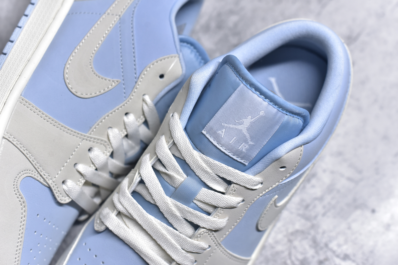 图片[9]-#Air Jordan AJ1 Low 低帮 浅蓝 IB4003-407 全新流水线出品 DT版本唯一平替选择 市场第二梯队最强版 全部原鞋开发 原楦原纸板开发 全鞋电脑针车 原厂内置全掌气垫 原盒内在原标 唯一Zp原版鞋带绑法 免检产品 全新2022版型 全头层皮料 完美零毛边处理 原厂配置全掌气垫 价格定位良心 几十个配色陆续出货 实拍调校N版已经零色差零失真 百分百还原实物色彩所见即所得 不存在货不对板色差等低级问题 选购参考实物拍摄 不混卖不参货 只用心做好货严格选品 承诺混一赔十 尺码：36 36.5 37.5 38 38.5 39 40 40.5 41 42 42.5 43 44 44.5 45-选品中心