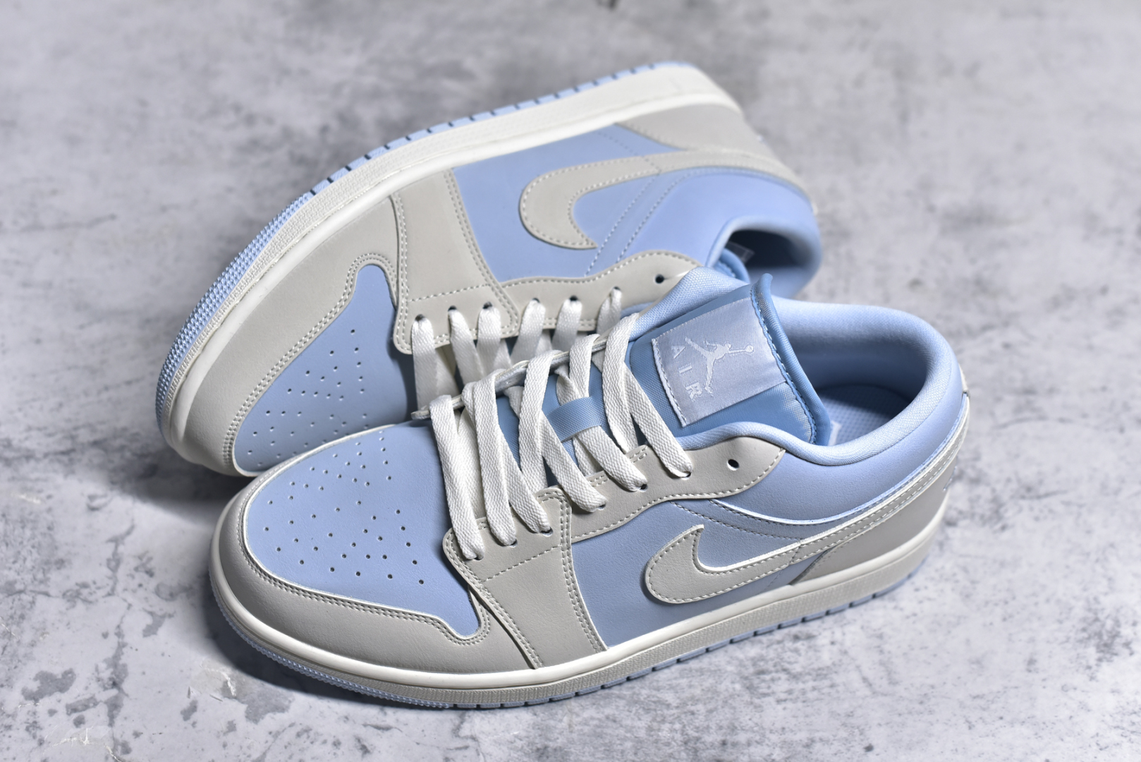 图片[7]-#Air Jordan AJ1 Low 低帮 浅蓝 IB4003-407 全新流水线出品 DT版本唯一平替选择 市场第二梯队最强版 全部原鞋开发 原楦原纸板开发 全鞋电脑针车 原厂内置全掌气垫 原盒内在原标 唯一Zp原版鞋带绑法 免检产品 全新2022版型 全头层皮料 完美零毛边处理 原厂配置全掌气垫 价格定位良心 几十个配色陆续出货 实拍调校N版已经零色差零失真 百分百还原实物色彩所见即所得 不存在货不对板色差等低级问题 选购参考实物拍摄 不混卖不参货 只用心做好货严格选品 承诺混一赔十 尺码：36 36.5 37.5 38 38.5 39 40 40.5 41 42 42.5 43 44 44.5 45-选品中心