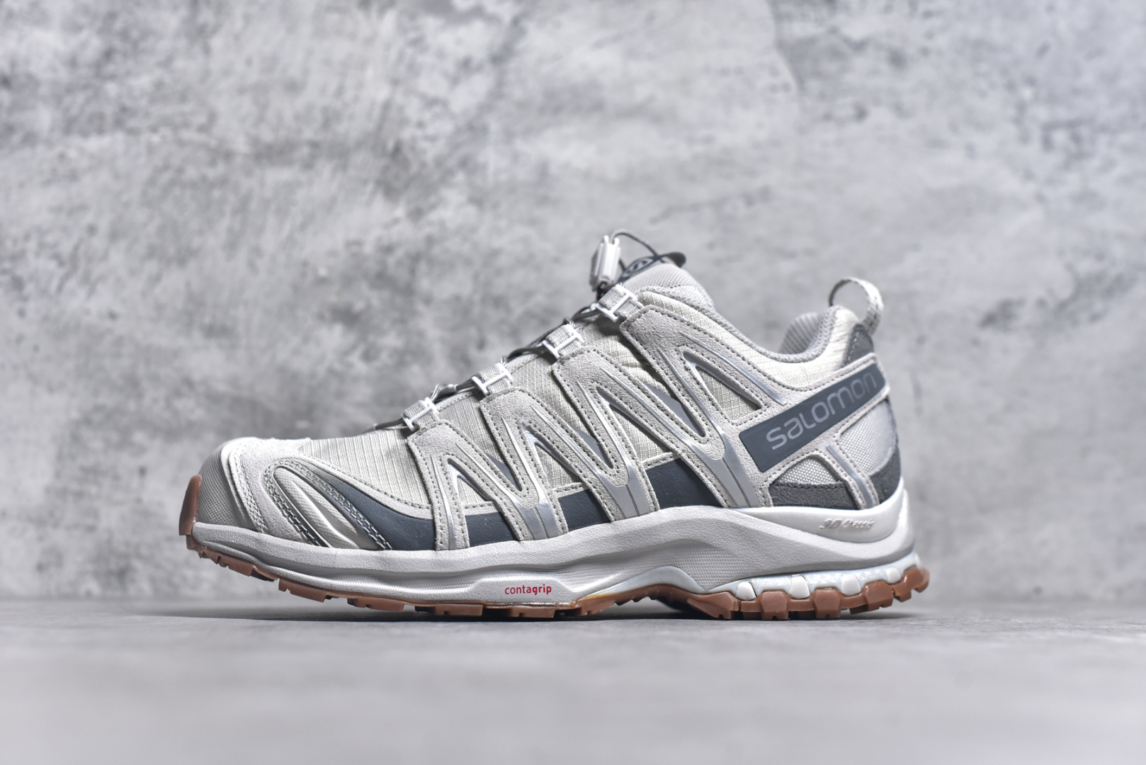 #Salomon XA PRO 3D SUEDE 萨洛蒙户外越野跑鞋 鞋面采用SENSIFIT贴合技术 全方位贴合包裹脚型 鞋跟部鞋底牵引设计 提供强大的抓地性能 更适应野外崎岖不平的道路 其3D ADVANCED CHASSIS底盘 材料轻量大化 钉齿设计更具稳定性、防护性 鞋底易磨损区运用CONTAGRIP高耐磨材料 应对城市硬质路面长距离跑考验 货号：472436 30 VO 尺码：36～45半-选品中心