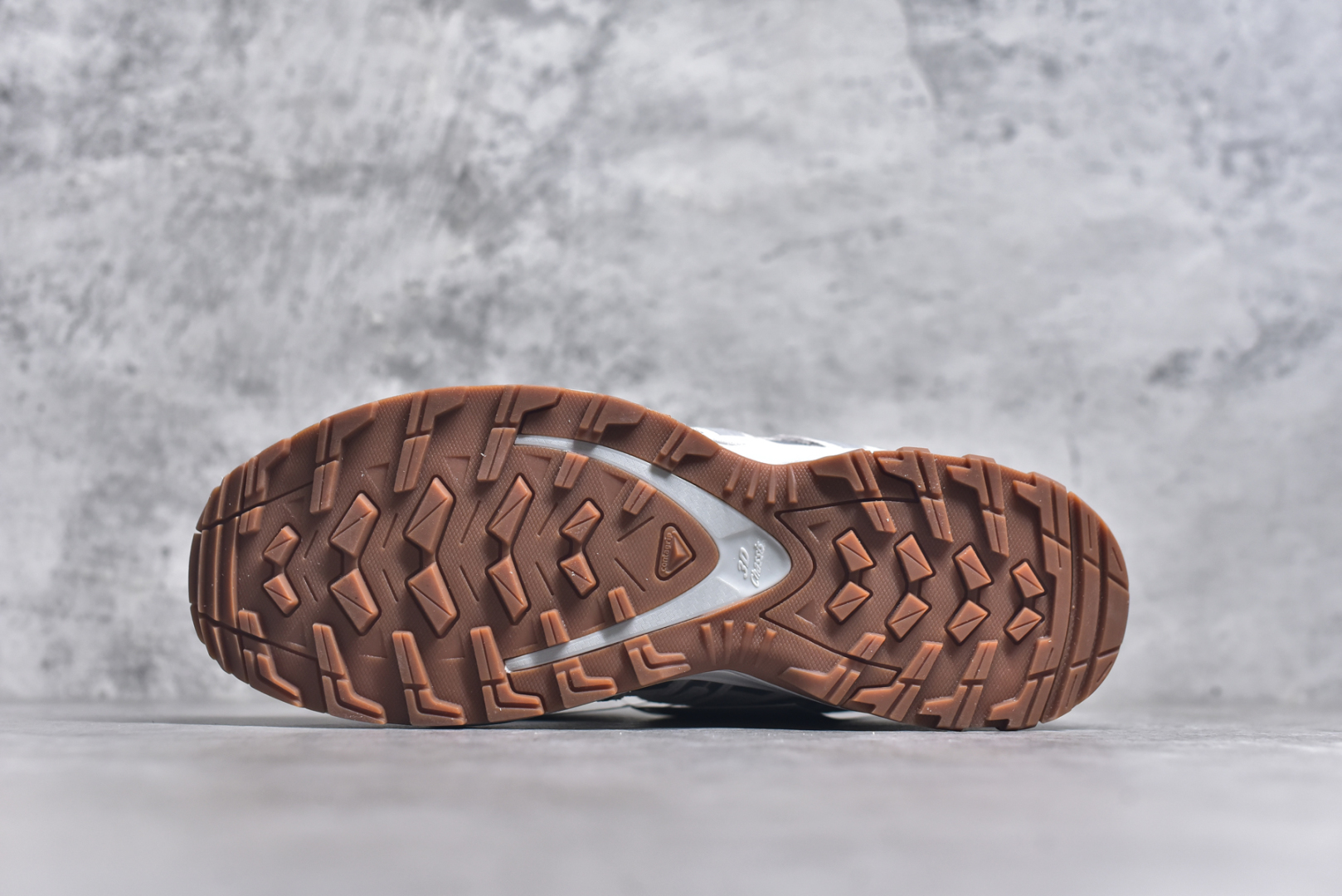 图片[6]-#Salomon XA PRO 3D SUEDE 萨洛蒙户外越野跑鞋 鞋面采用SENSIFIT贴合技术 全方位贴合包裹脚型 鞋跟部鞋底牵引设计 提供强大的抓地性能 更适应野外崎岖不平的道路 其3D ADVANCED CHASSIS底盘 材料轻量大化 钉齿设计更具稳定性、防护性 鞋底易磨损区运用CONTAGRIP高耐磨材料 应对城市硬质路面长距离跑考验 货号：472436 30 VO 尺码：36～45半-选品中心