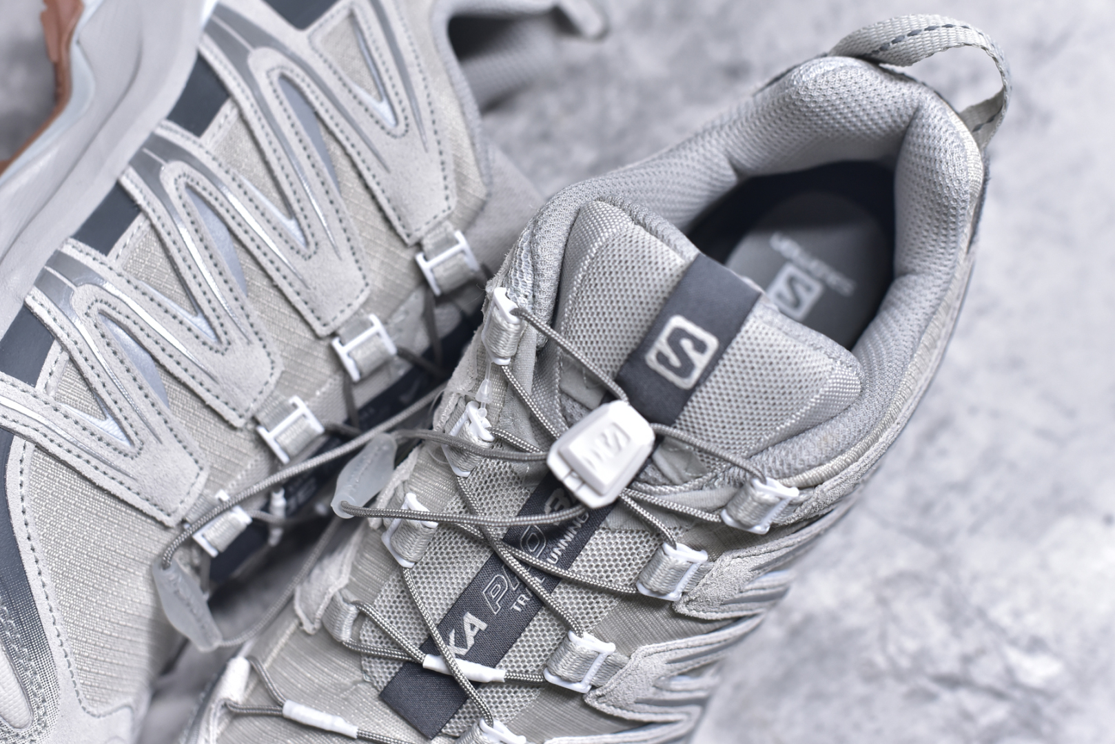 图片[9]-#Salomon XA PRO 3D SUEDE 萨洛蒙户外越野跑鞋 鞋面采用SENSIFIT贴合技术 全方位贴合包裹脚型 鞋跟部鞋底牵引设计 提供强大的抓地性能 更适应野外崎岖不平的道路 其3D ADVANCED CHASSIS底盘 材料轻量大化 钉齿设计更具稳定性、防护性 鞋底易磨损区运用CONTAGRIP高耐磨材料 应对城市硬质路面长距离跑考验 货号：472436 30 VO 尺码：36～45半-选品中心